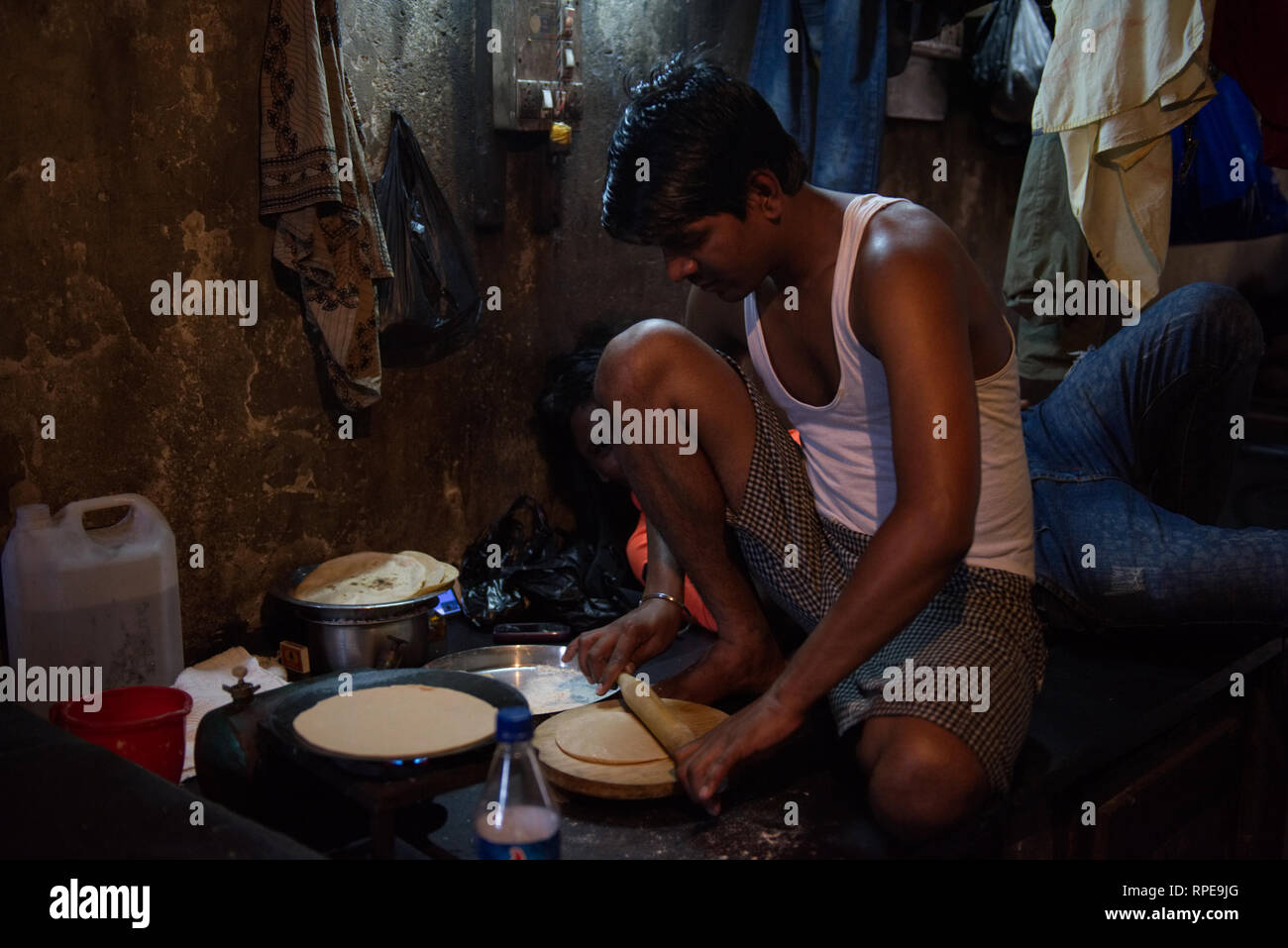 Faire de la Traditionnelle aliment chapati est un art intemporel ici vu des collègues cuit dans Dhobi Ghat, Mumbai Banque D'Images
