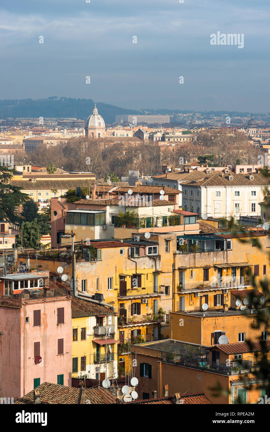 Vues sur la ville de Rome avec des appartements anciens en premier plan, vu de Gianicolo ou le mont Janicule, le Trastevere, Rome, Italie. Banque D'Images