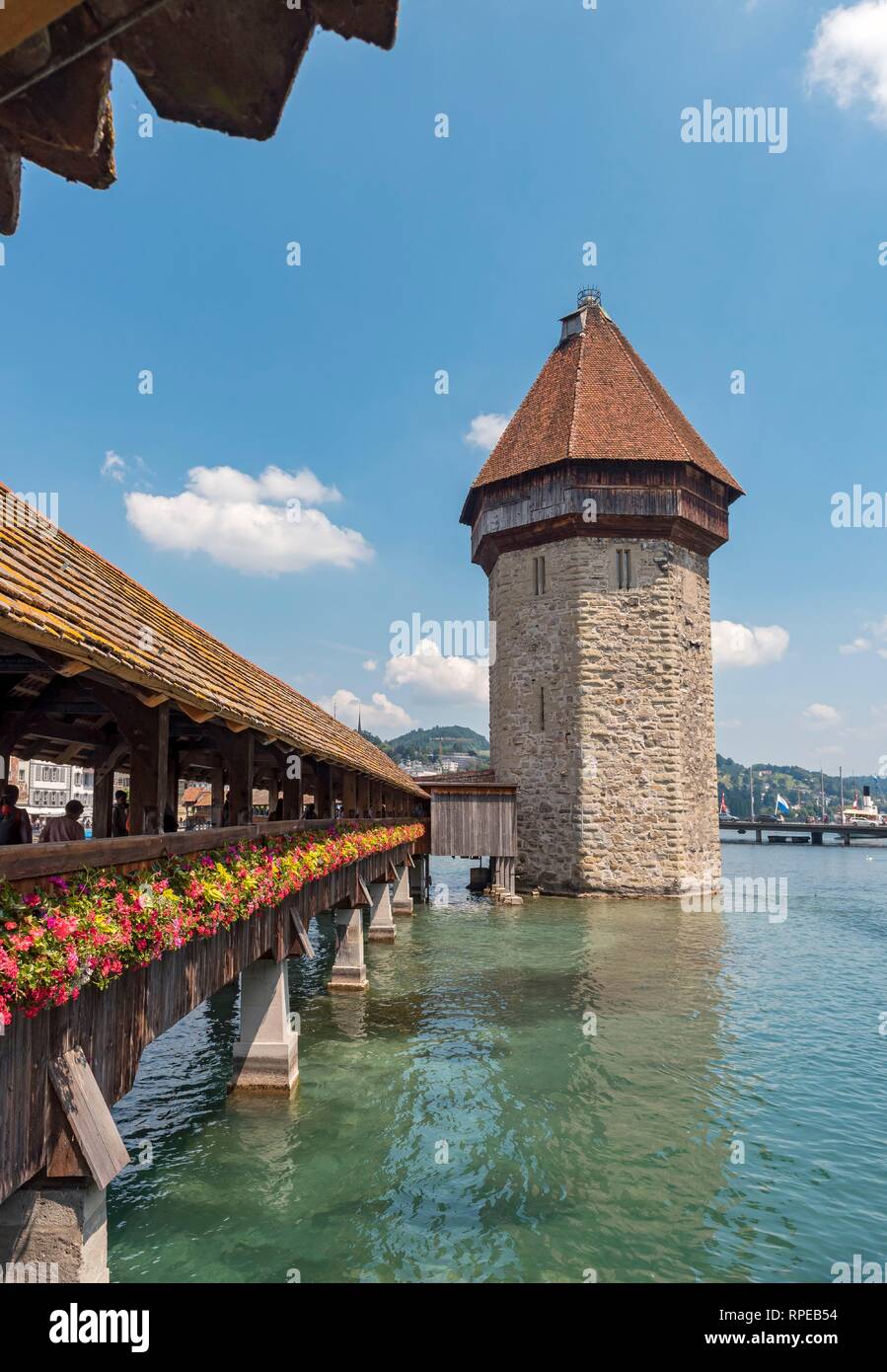 Pont de la chapelle en bois, Kapellbrucke, avec Wasserturm, château d'eau, à Lucerne, Lucerne, Suisse Banque D'Images