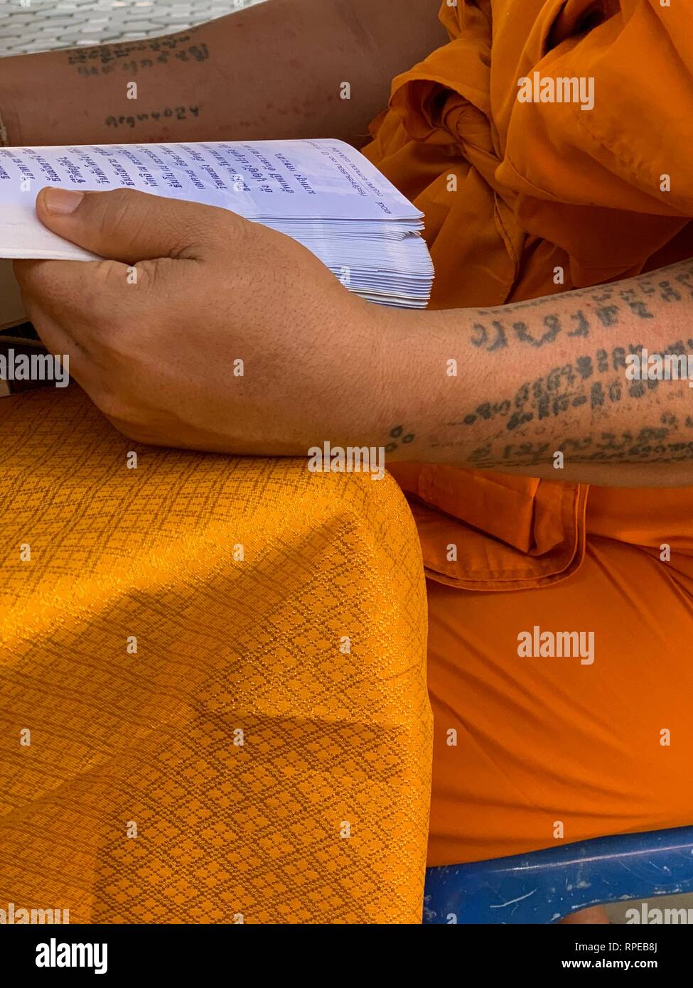 Le moine bouddhiste de la lecture d'un livre de prières, Thaïlande Banque D'Images