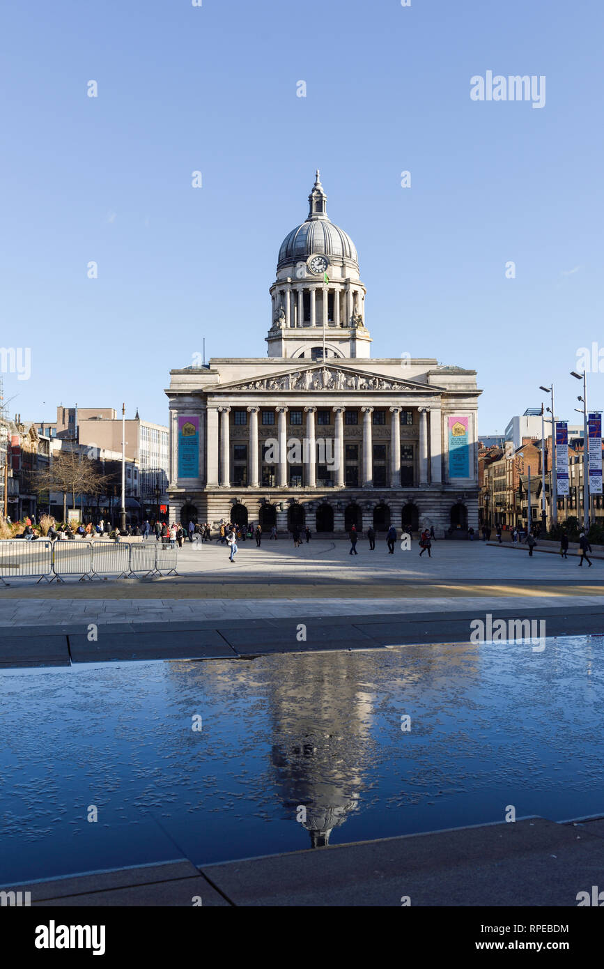 Nottingham, Royaume-Uni. 21 février 2019. Douceur de l'hiver sur Nottinghams place du vieux marché. Banque D'Images