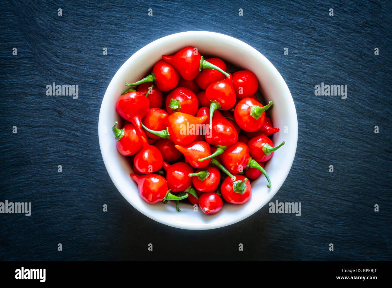 Piments rouges biquinho (Capsicum chinense) dans un bol blanc. Banque D'Images