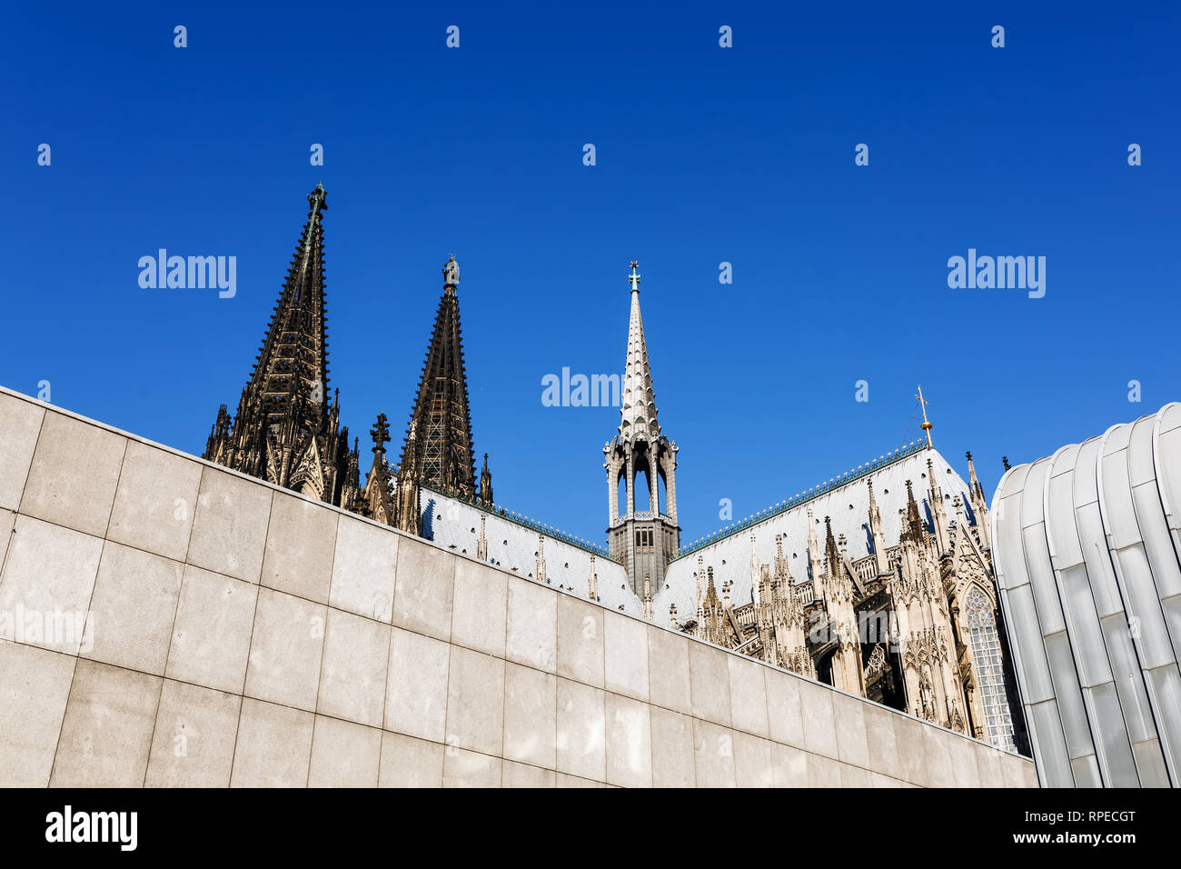 Flèches de la cathédrale de Cologne derrière le Musée-romain-germanique de Cologne, en Allemagne. Banque D'Images