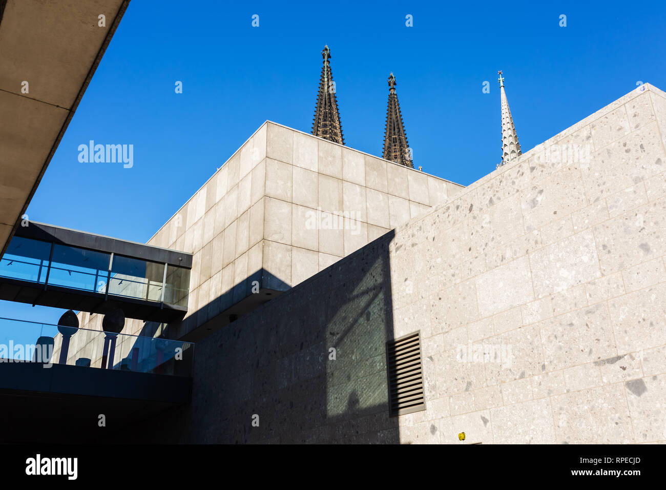 Flèches de la cathédrale de Cologne derrière le Musée-romain-germanique de Cologne, en Allemagne. Banque D'Images