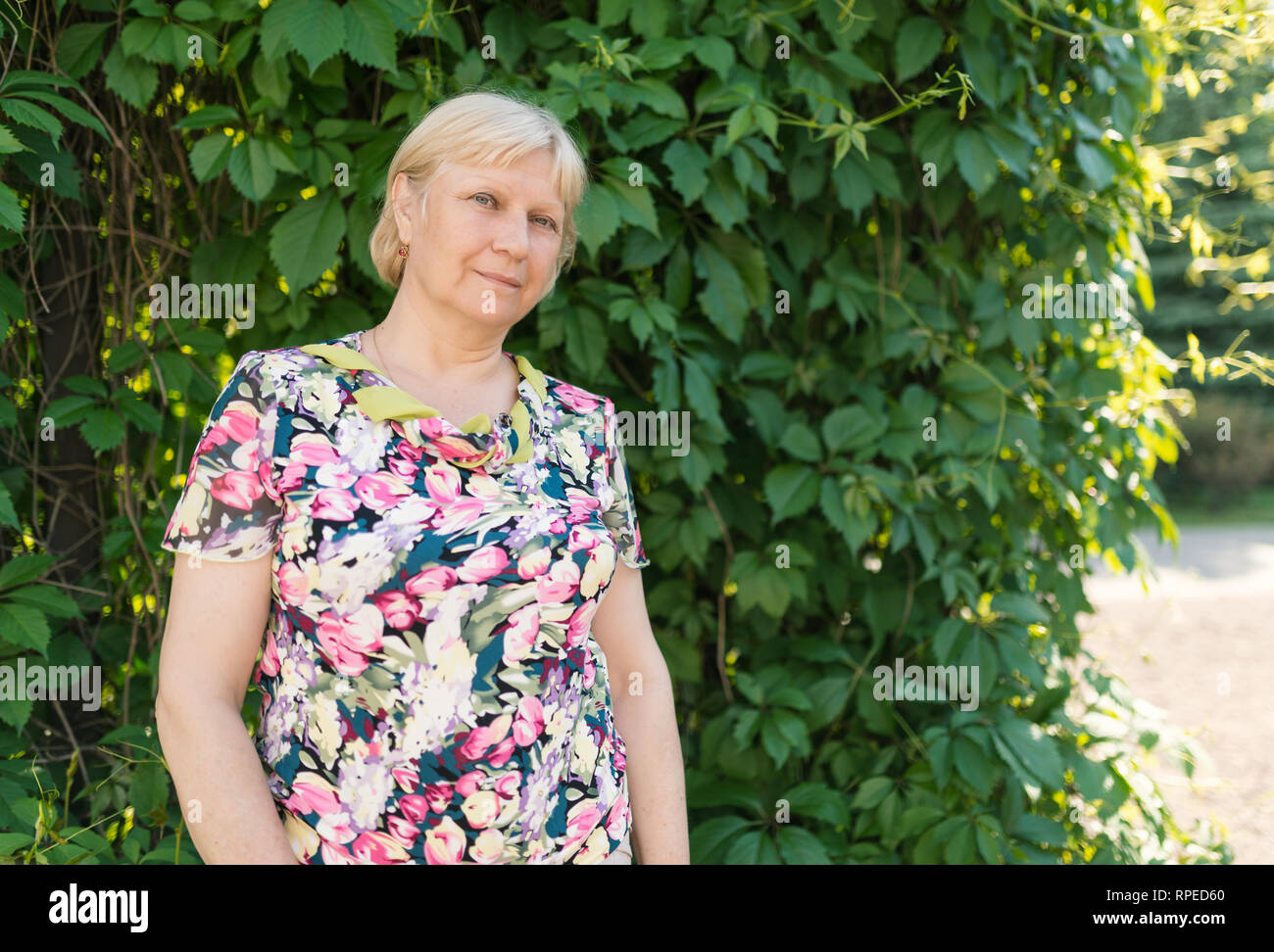 Portrait de belle femme d'âge mûr dans le parc. Banque D'Images