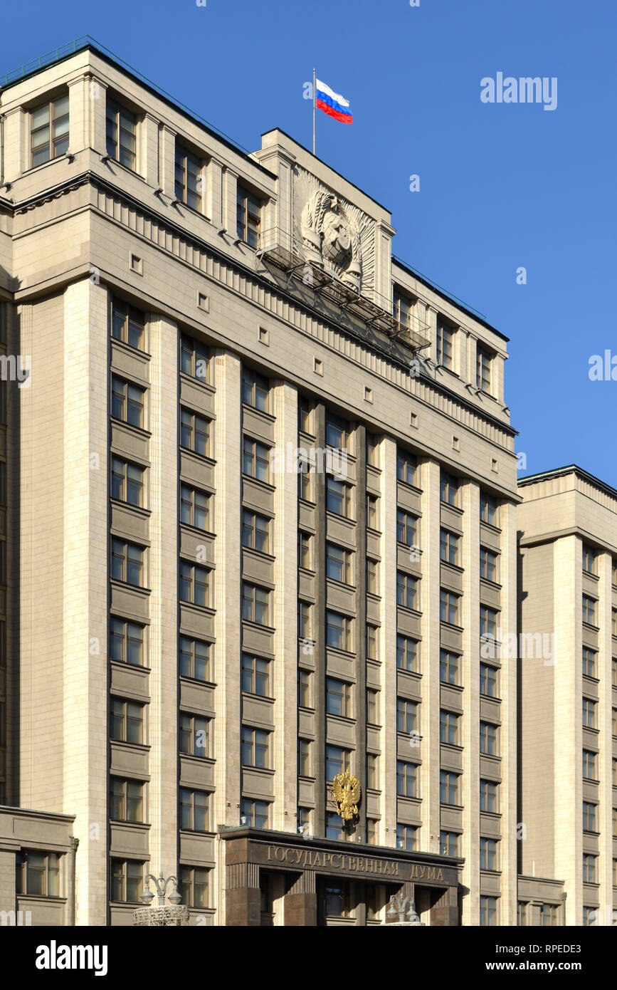 Douma d'Etat russe avec la construction d'un drapeau Banque D'Images