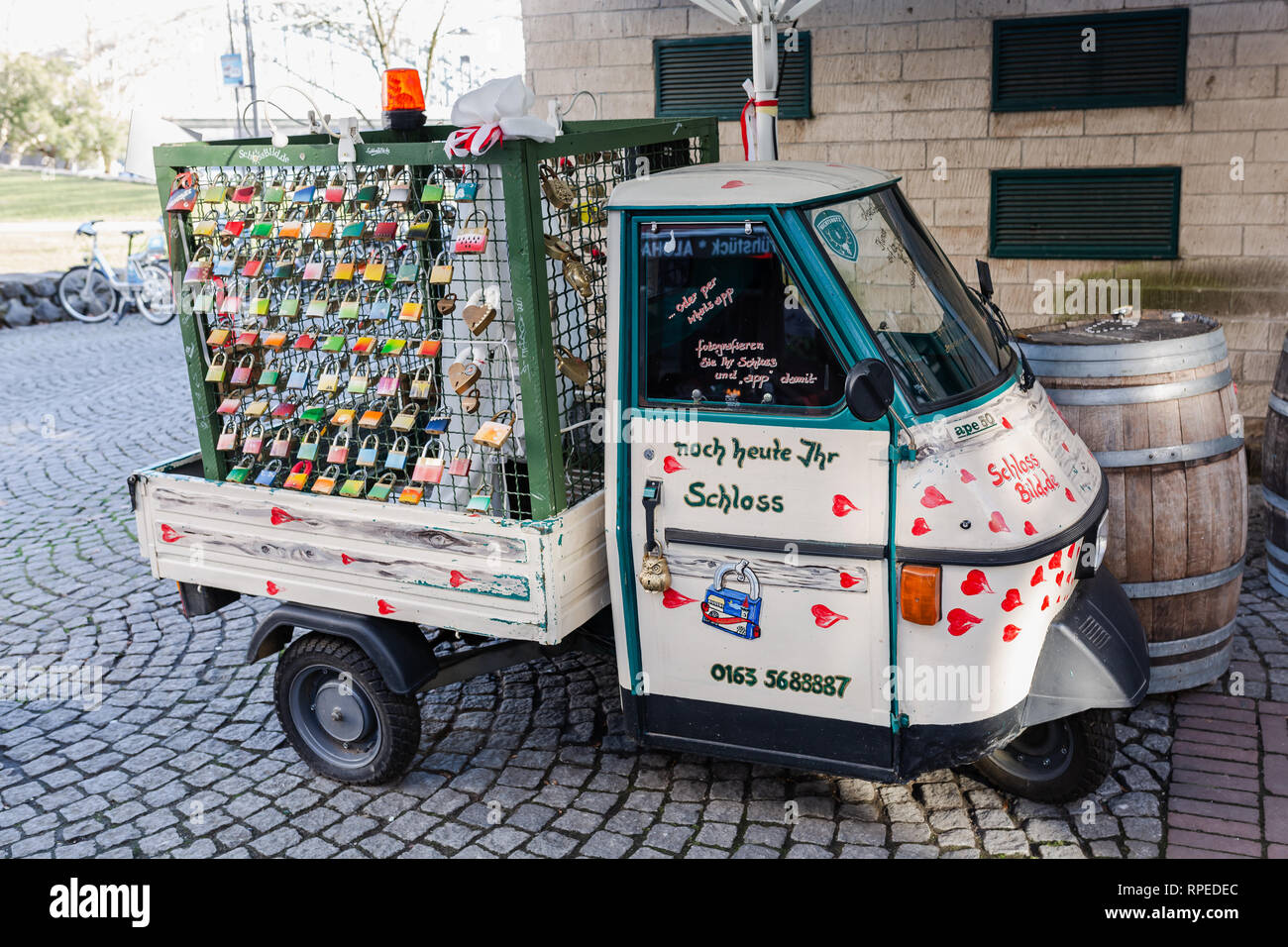 Cologne, Allemagne - 16 Février 2019 : vintage car avec l'amour des casiers, qui sont utilisés pour le pont Hohenzollern à Cologne, un autre célèbre site touristique Banque D'Images