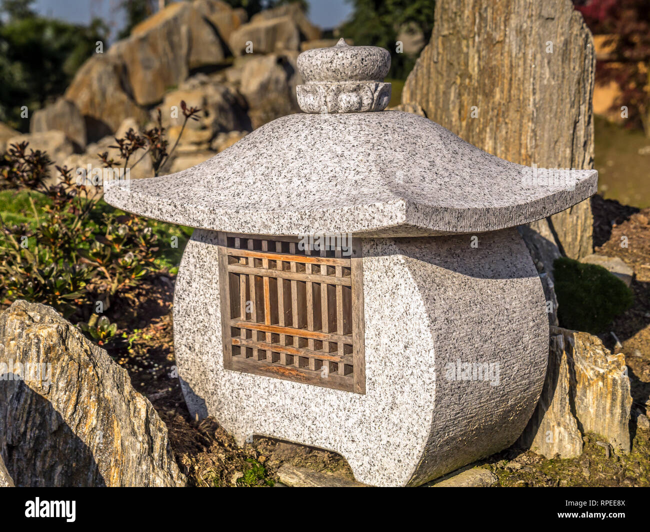 Petit sanctuaire japonais en japonais rock garden Banque D'Images