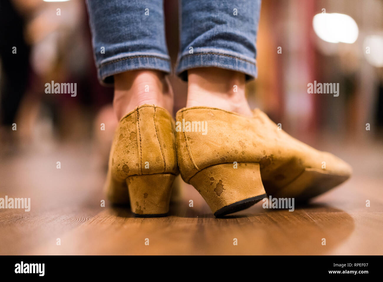 Chaussures de danse tango traditionnel d'une fille. Plancher de bois. Prises au cours de l'atelier de tango. Banque D'Images