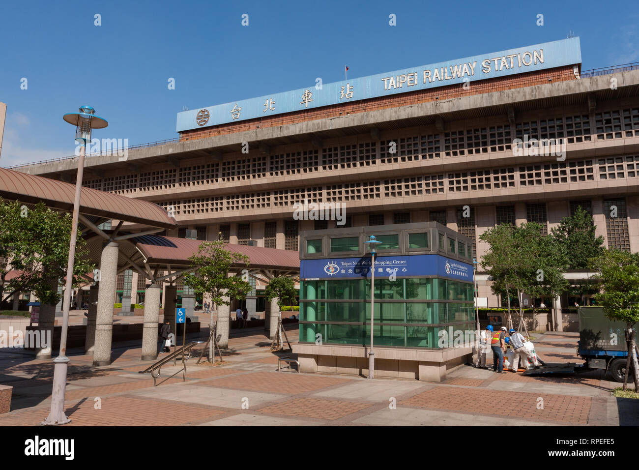 La gare principale de Taipei et Taipei New World Shopping Centre commercial souterrain Vue extérieure Entrée, Zhongzheng District, Taipei, Taiwan Banque D'Images