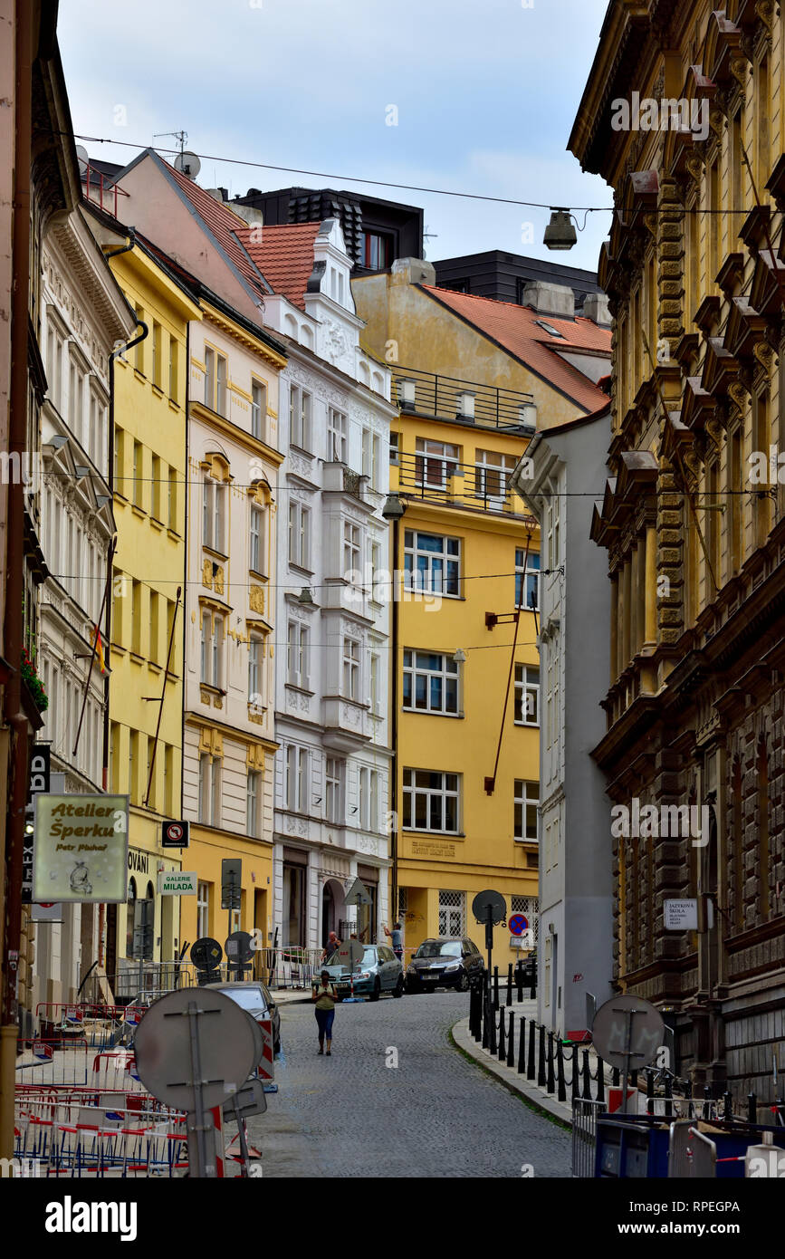 Prague rue étroite avec des bâtiments typiques des deux côtés, vieille ville de Central City Banque D'Images