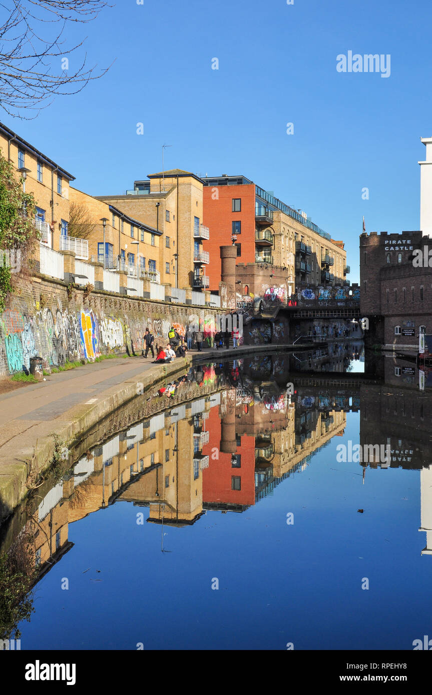 Chemin de halage et les bâtiments reflètent dans Regent's Canal, Camden Town, London, England, UK Banque D'Images