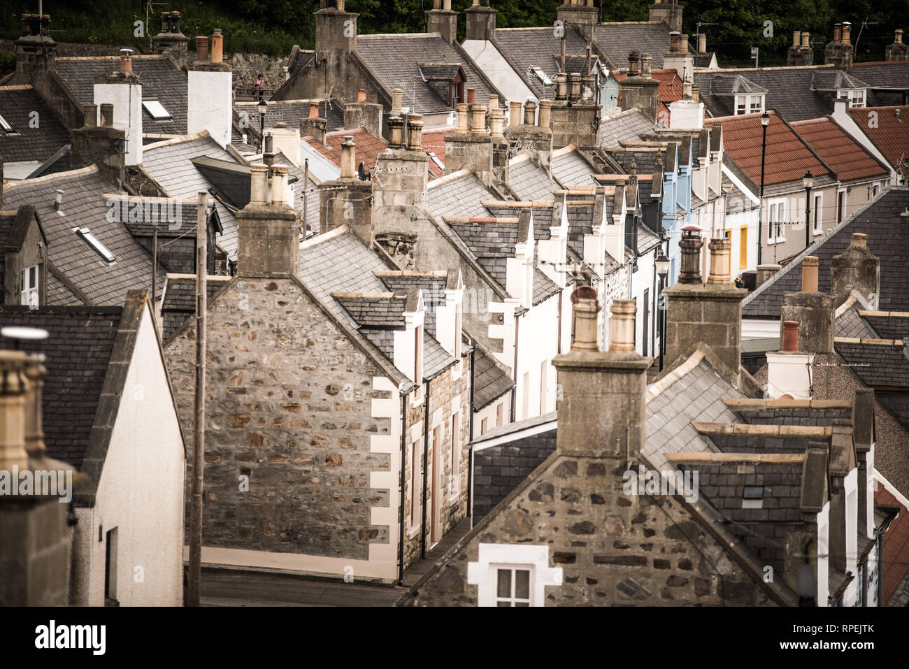 Old croft maisons de Cullen, village de pêcheurs sur Moray, en Écosse. Cullen viaduc en arrière-plan, les vieux toits et cheminées Banque D'Images