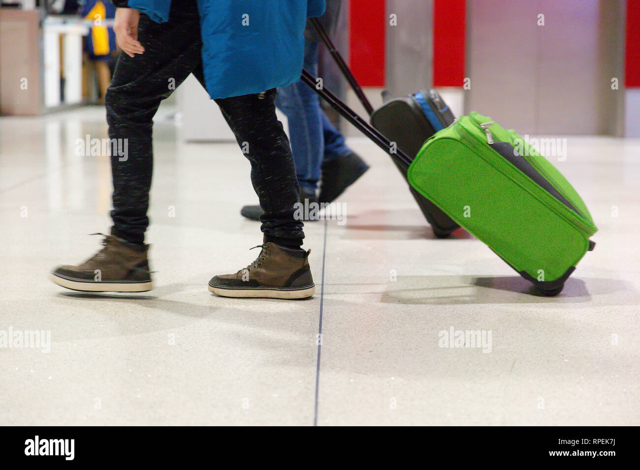 Les gens qui marchent avec un bagage à main par terminal de l'aéroport de Dublin, Irlande Banque D'Images