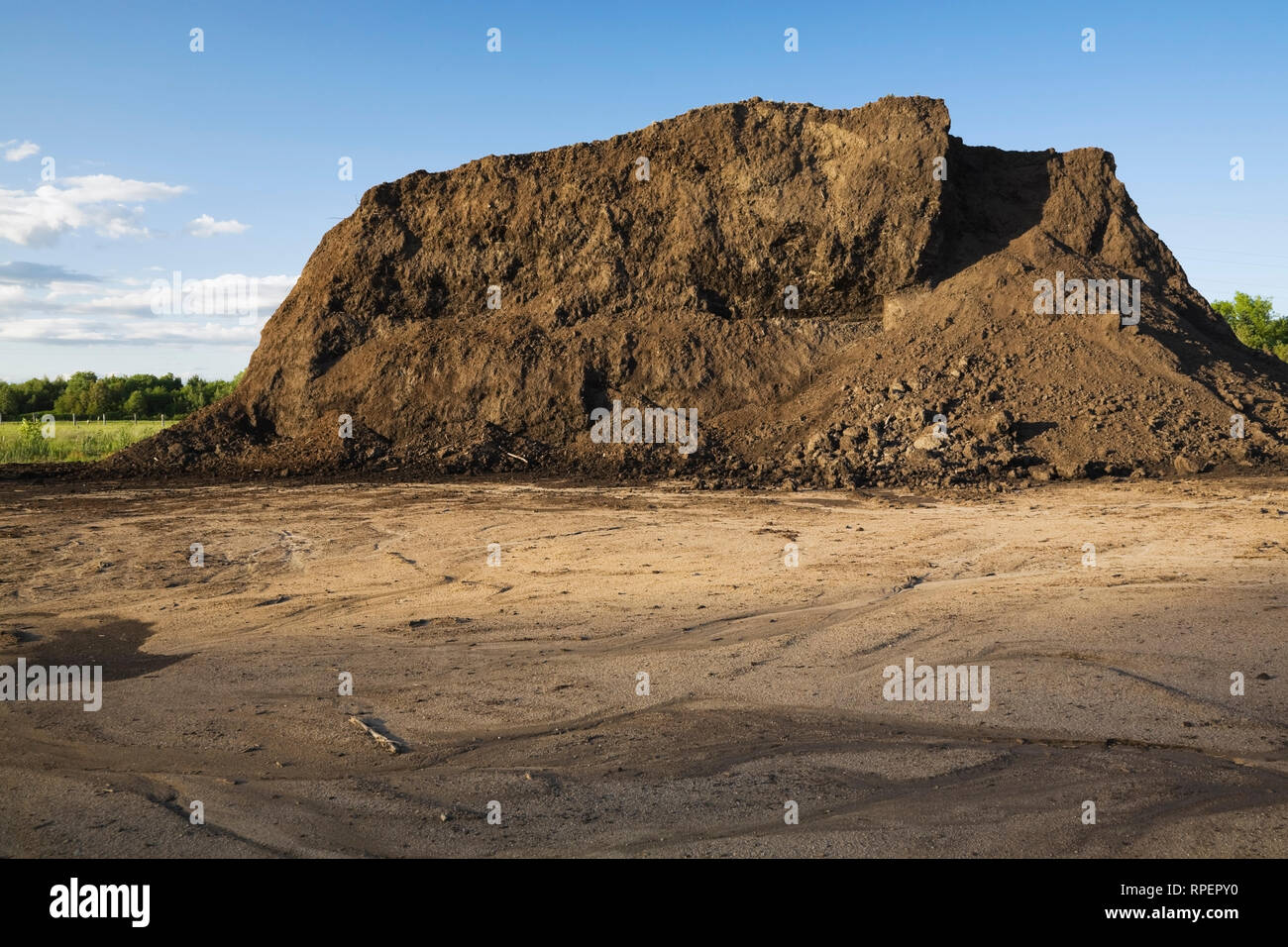 Monticule de terre végétale dans les bacs à sable Photo Stock - Alamy