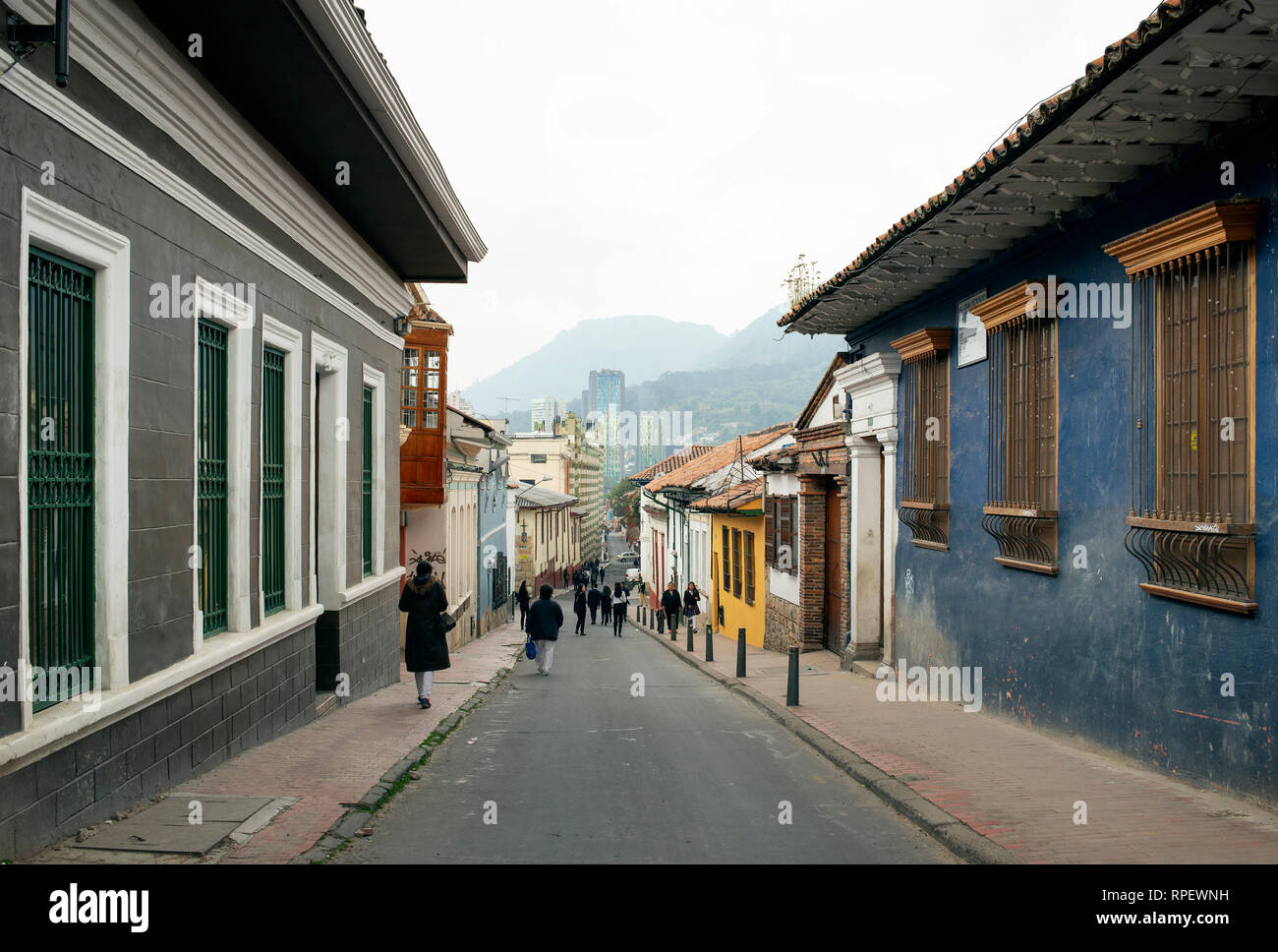 Vues rue colorés avec les habitants et les maisons coloniales espagnoles dans la Candelaria, le quartier historique de Bogota, Colombie. Sep 2018 Banque D'Images