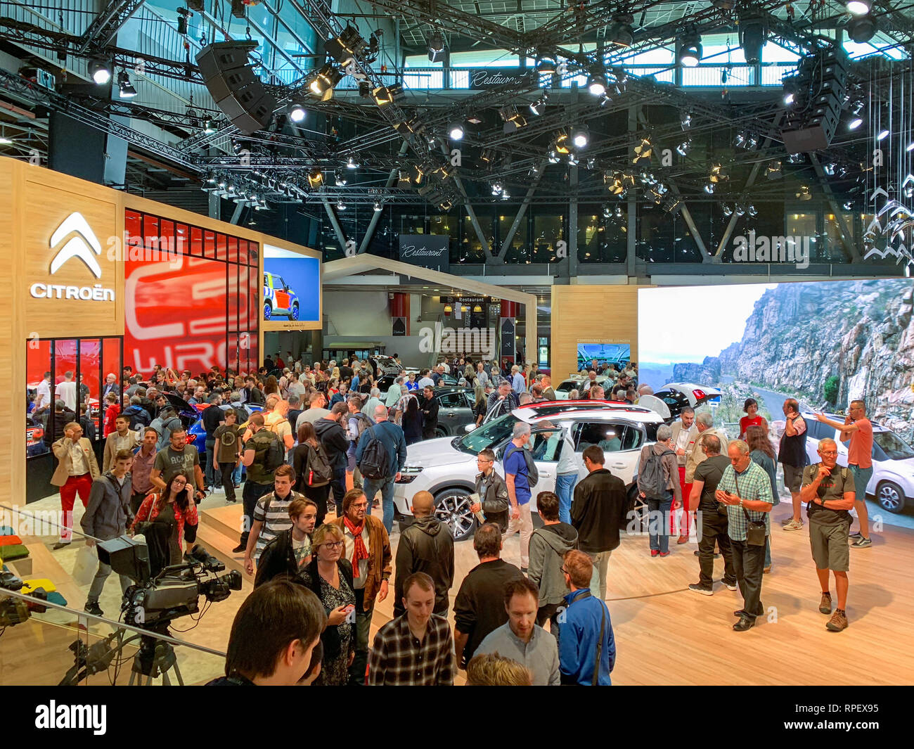 PARIS, FRANCE - OCT 13, 2018 : augmentation de la vue de dessus d'une foule de personnes admirant le Citroen voitures françaises au Mondial de l'Automobile de Paris Banque D'Images