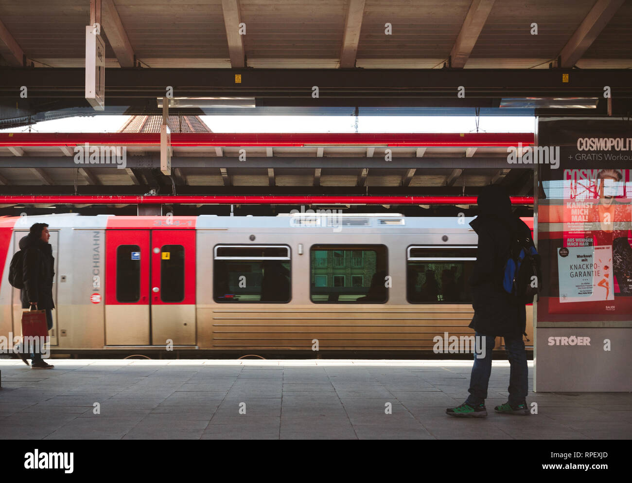 Hambourg, Allemagne - MAR 20, 2018 : en attendant le train à la plate-forme de la gare de Hambourg avec Hamburger Hochbahn AG train dans l'arrière-plan Banque D'Images