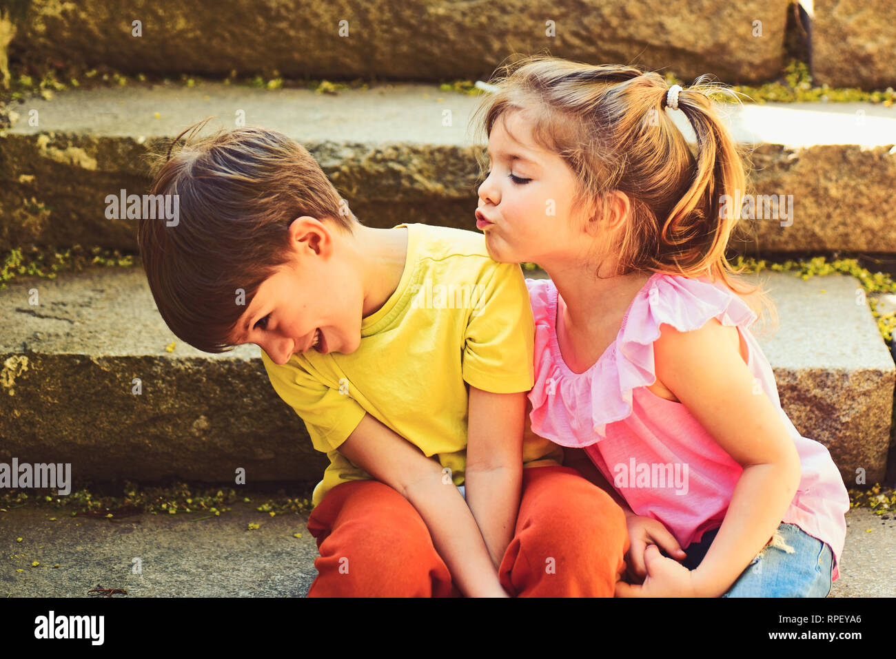 Couple De Petits Enfants Garcon Et Fille L Enfance Premier Amour Petite Fille Et Garcon Dans Les Escaliers Relations Des Vacances D Ete Et De Vacances Meilleurs Amis Photo Stock Alamy