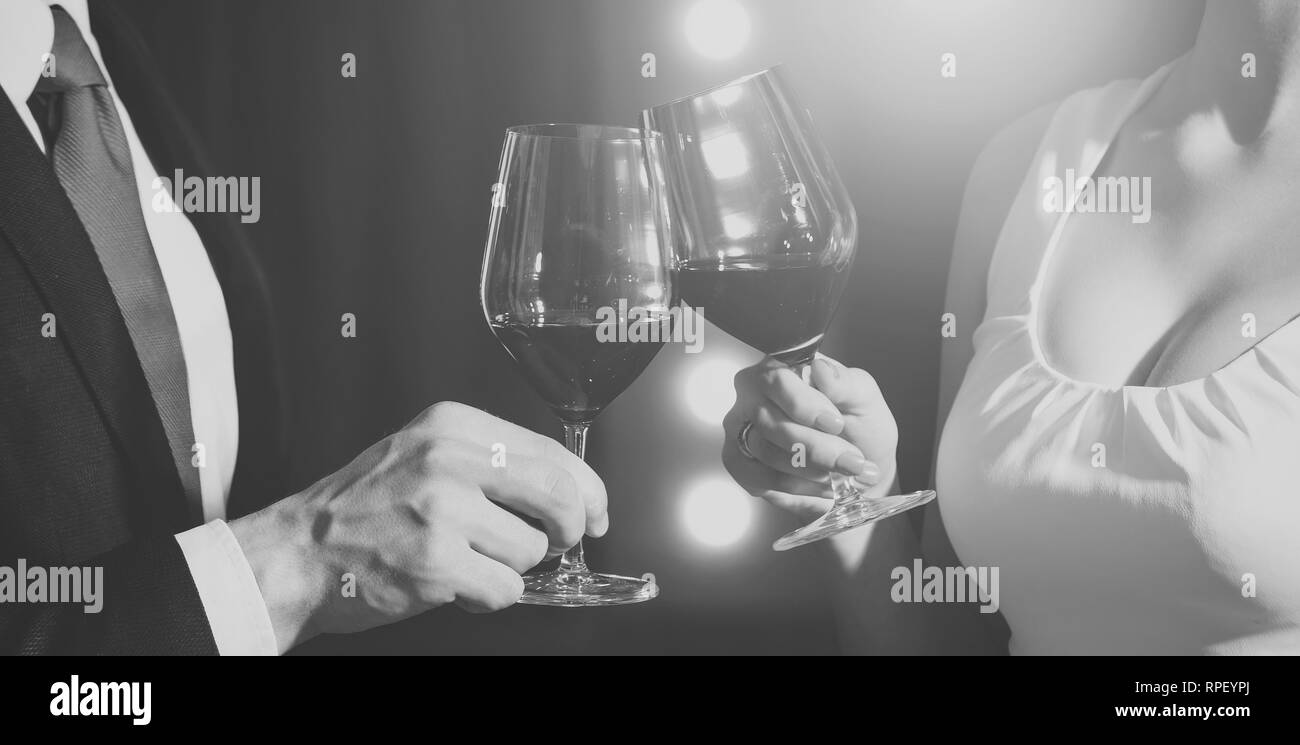 Deux ou trois verres de vin rouge clink à répondre ou mariage Banque D'Images