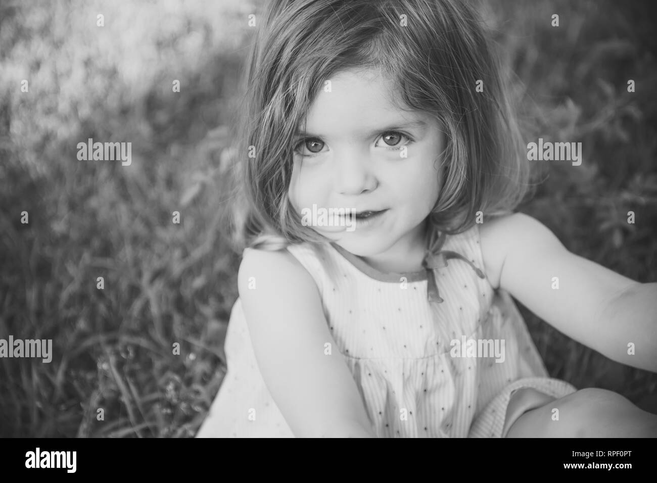 Baby Girl avec les yeux bruns sur l'adorable visage Banque D'Images