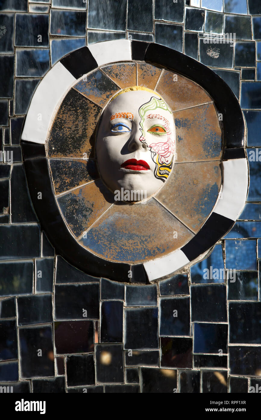 Sculpture d'un visage entouré par des morceaux de miroir dans le jardin de  tarot. Le jardin de sculptures d'après le tarot a été créé par Niki de  Saint Phalle Photo Stock -
