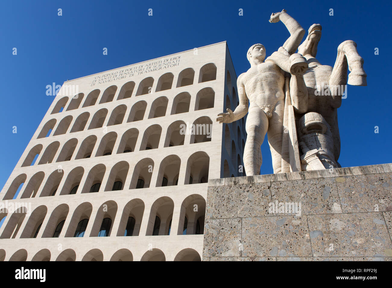 ROME - La sculpture néo-classique d'un homme et un cheval en face du Palazzo della Civiltà Italiana, également connu comme la place colloseum, Banque D'Images