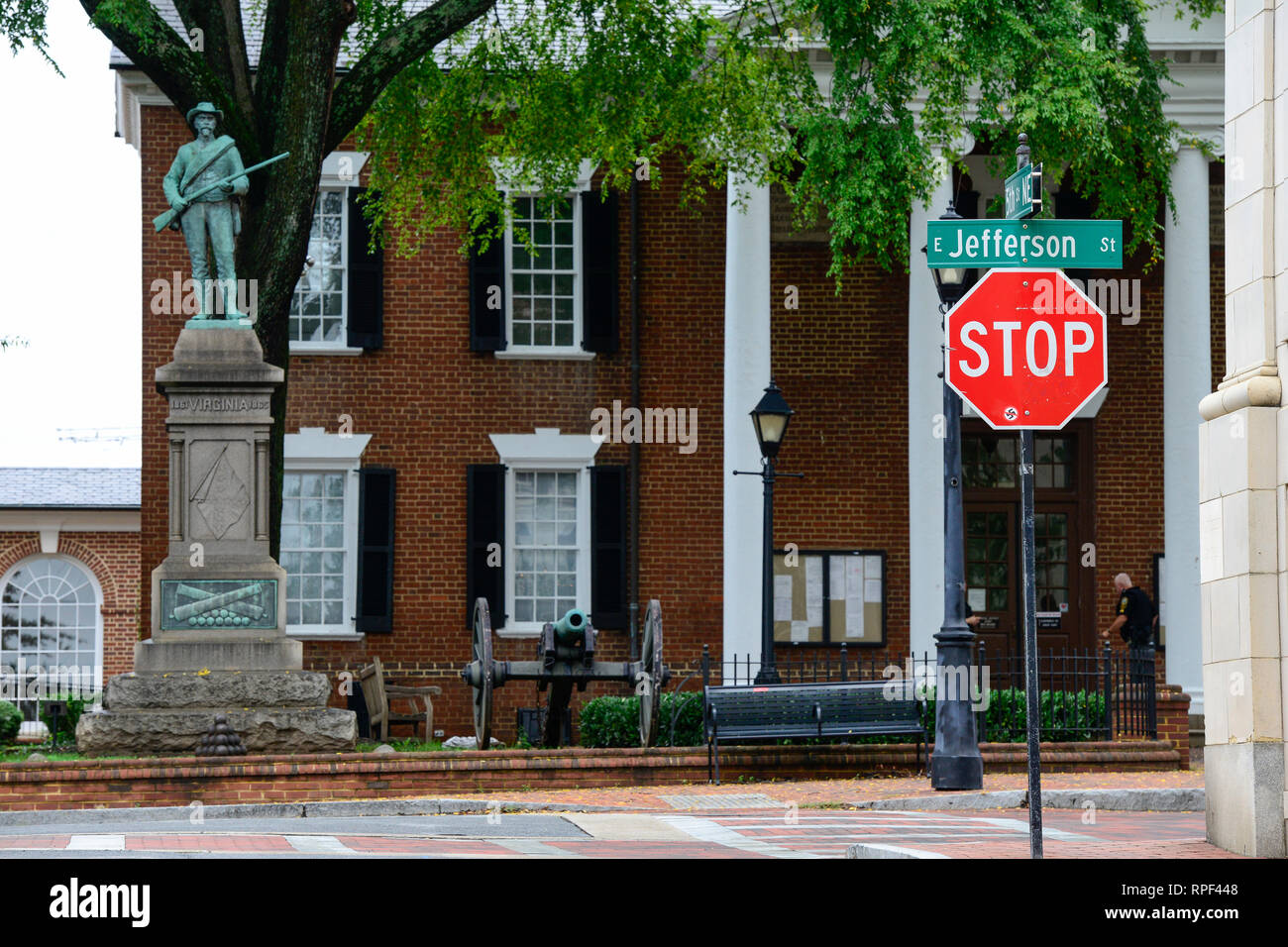 USA, Virginie, Charlottesville, hôtel de ville et monument guerrier pour la guerre civile entre l'armée confédérée et les forces des États-Unis Banque D'Images