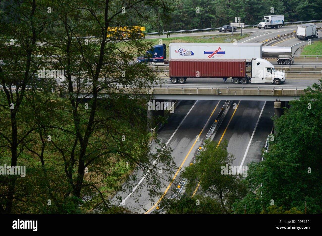 USA, New York, Miami, les gros camions sur l'autoroute et de pont à Shenandoah National Park Banque D'Images