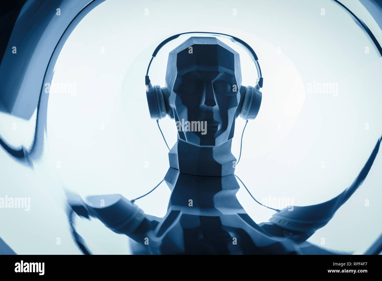 Silhouette d'une tête numérique cyber dans un casque de dj . Numérique Cyber concept sonore et musique Audiophilia Banque D'Images