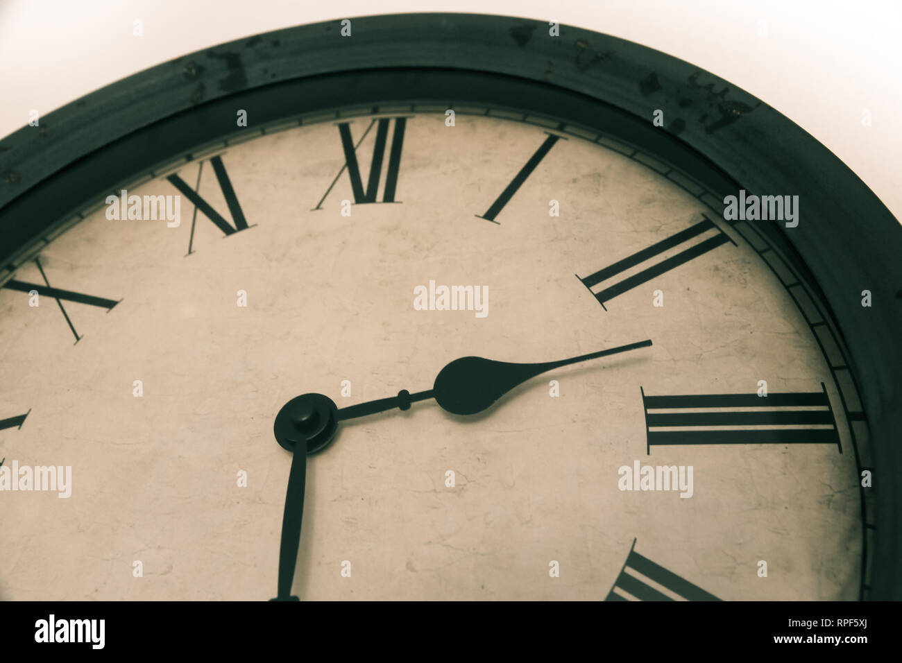 Old vintage d'une horloge avec armature en bois. Coluor avec photo filtre pour l'aspect ancien. Banque D'Images