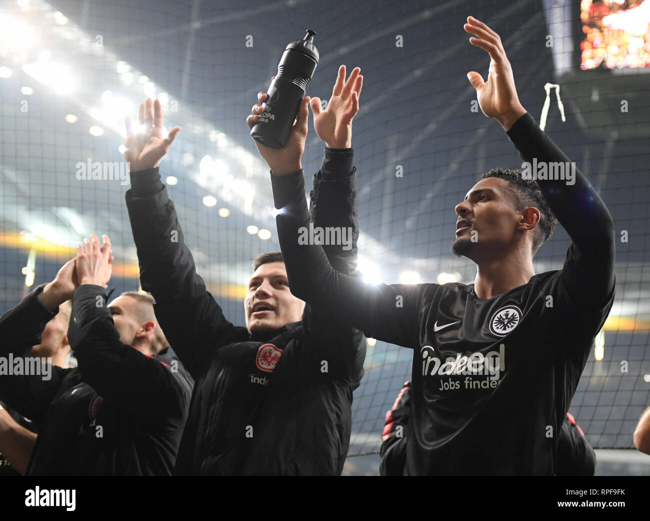 21 février 2019, Hessen, Frankfurt/Main : Soccer : Europa League, Eintracht Frankfurt - Schachtjor Donezk, knockout, ronde, ronde intermédiaire dans le match retour de la Commerzbank Arena. Les joueurs de Francfort Mijat Gacinovic (l-r), Luka Jovic et Sébastien Haller célèbrent leur victoire 4-1 devant le ventilateur du bloc. Photo : Arne Dedert/dpa Banque D'Images