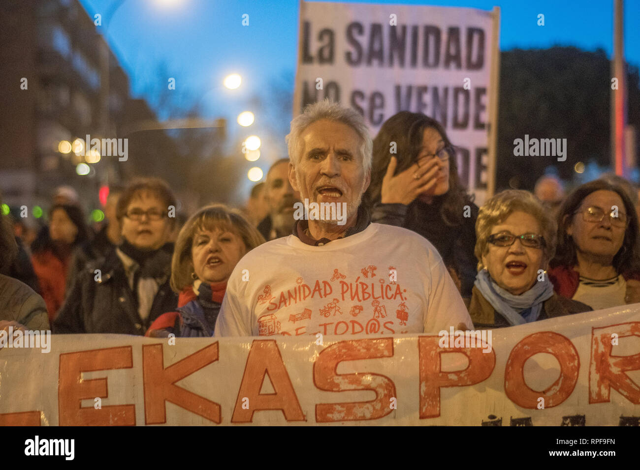 Madrid, Espagne. 21 févr. 2019. Mars contre les réductions du personnel de la santé publique par le gouvernement espagnol. Moins de personnes seront au travail dans le secteur de la santé publique. Les manifestants avec des pancartes rassemblement contre la décision du gouvernement. Credit : Alberto Ramírez Sibaja/Alamy Live News Banque D'Images