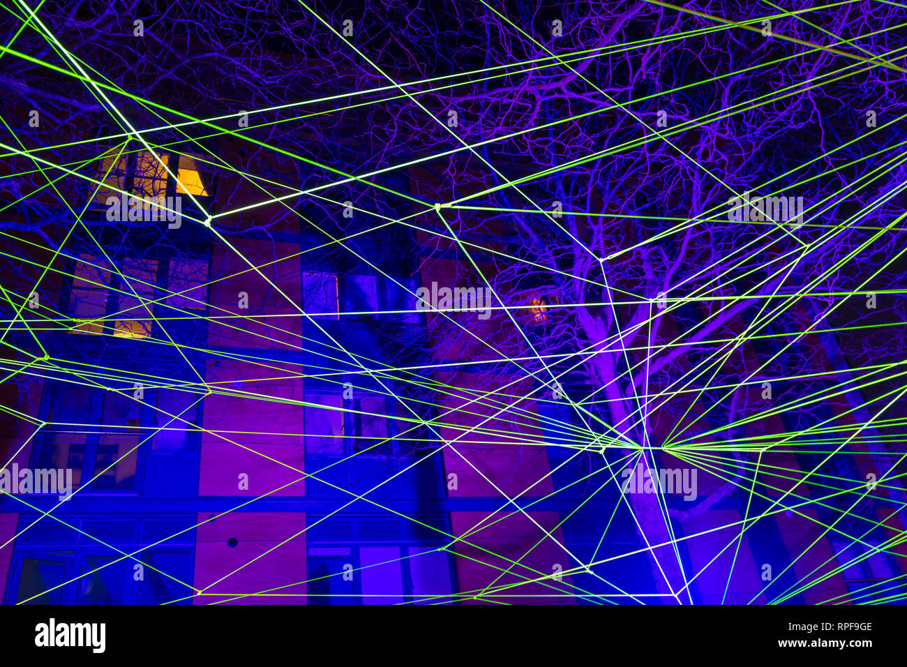 Poole, Dorset, UK. Feb 21, 2019. Light Up Poole. La tête aux visiteurs de faire l'expérience de la Poole lumière digital art festival qui se déroule dans divers endroits autour de Poole, d'éclairer, de-lumière et transformer le village. La nuit 3 festival présente le travail des artistes internationaux et émergents avec une série d'art de la lumière, des installations numériques et de participation. Rizoma par Tom et Lien Dekyvere une usine géante en tenant plus de la réflexion sur la société actuelle qui se confond avec la nature. Credit : Carolyn Jenkins/Alamy Live News Banque D'Images