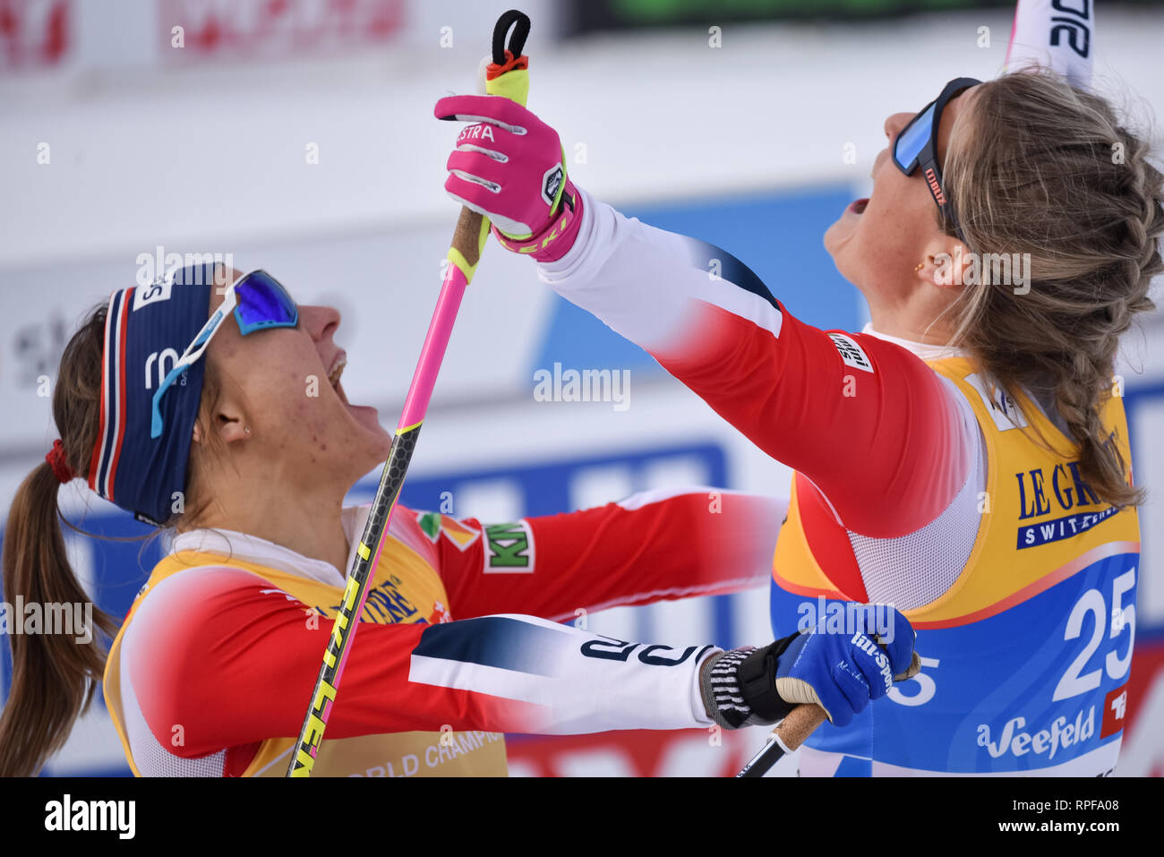 Seefeld, Autriche. Feb 21, 2019. La Norvège est Maiken Caspersen Falla (à gauche) et Mari Eide rush d'embrasser après la finale à 1,2 kilomètre de la women's freestyle course de sprint en 2019 aux championnats du monde de ski nordique. Falla a gagné ; Eide est troisième. Crédit : John Lazenby/Alamy Live News Banque D'Images