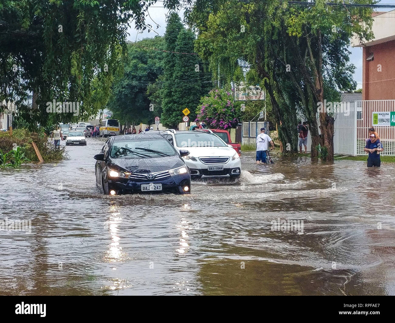 PR - Curitiba - 02/21/2019 - Heavy Rain Heavy Rain à Curitiba - déborde du Bel m River à Curitiba provoquant des troubles dans la région. Photo : Gabriel Machado / AGIF Banque D'Images