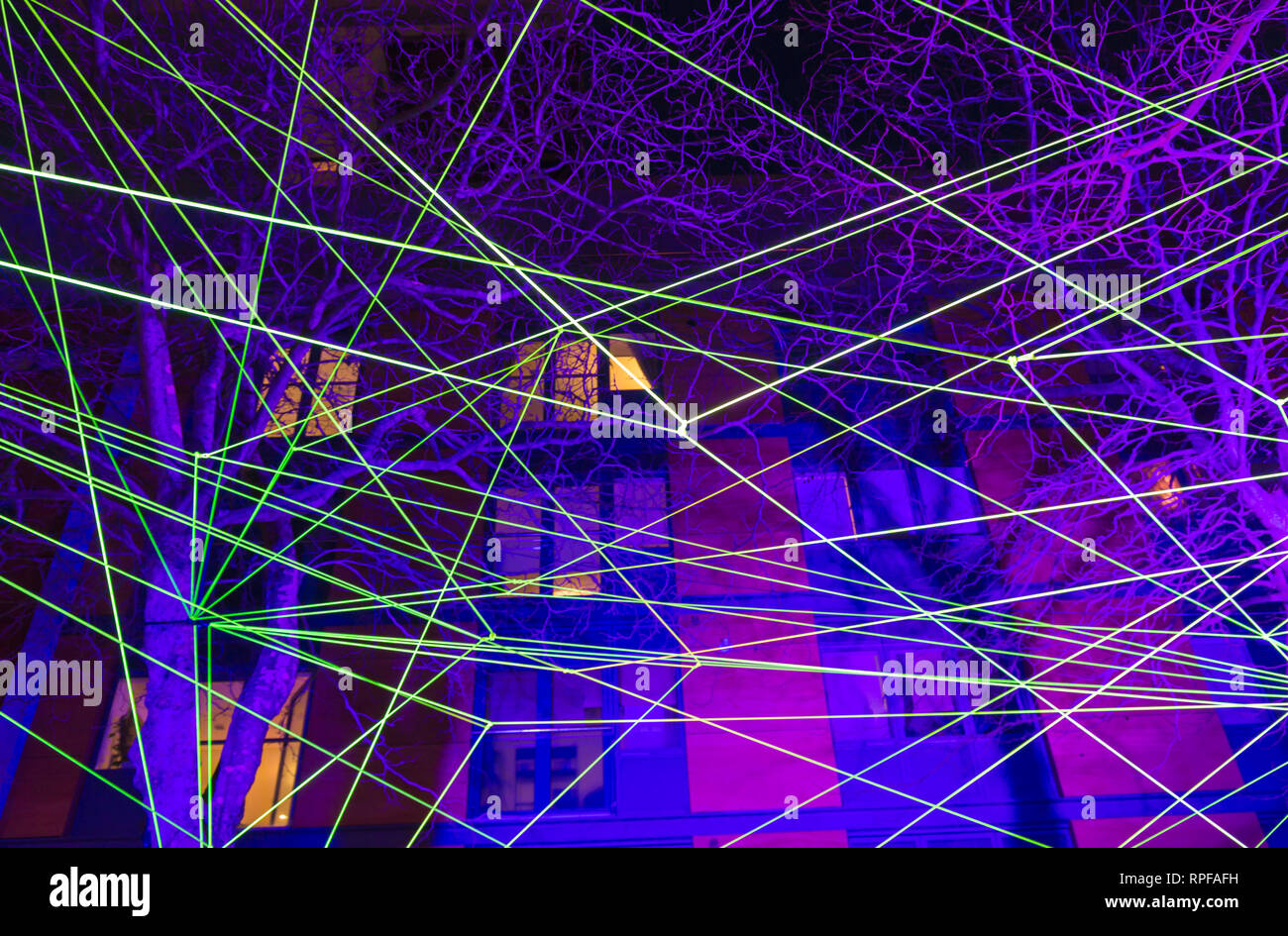 Poole, Dorset, UK. Feb 21, 2019. Light Up Poole. La tête aux visiteurs de faire l'expérience de la Poole lumière digital art festival qui se déroule dans divers endroits autour de Poole, d'éclairer, de-lumière et transformer le village. La nuit 3 festival présente le travail des artistes internationaux et émergents avec une série d'art de la lumière, des installations numériques et de participation. Rizoma par Tom et Lien Dekyvere une usine géante en tenant plus de la réflexion sur la société actuelle qui se confond avec la nature. Credit : Carolyn Jenkins/Alamy Live News Banque D'Images