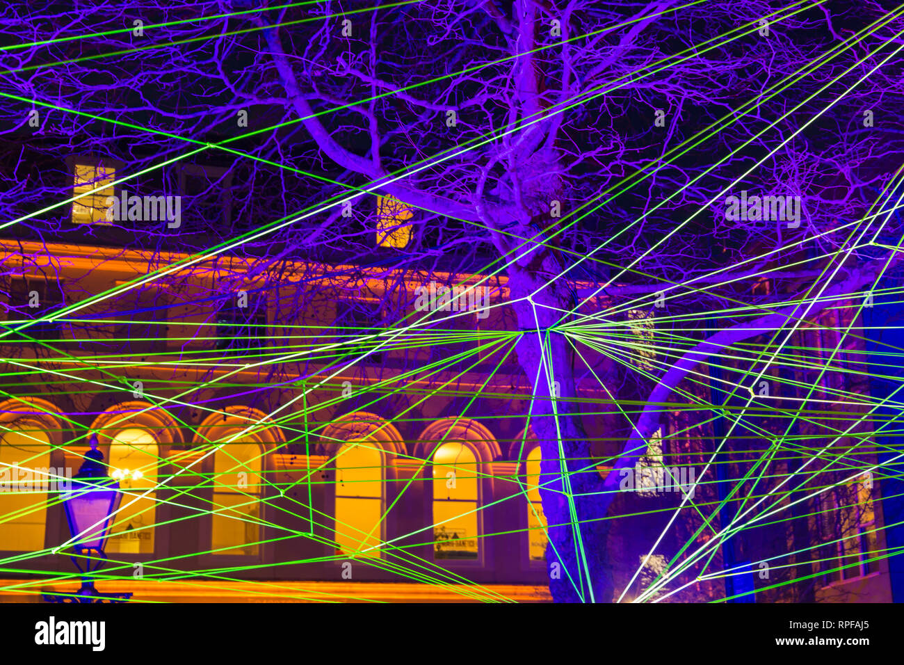 Poole, Dorset, UK. Feb 21, 2019. Light Up Poole. La tête aux visiteurs de faire l'expérience de la Poole lumière digital art festival qui se déroule dans divers endroits autour de Poole, d'éclairer, de-lumière et transformer le village. La nuit 3 festival présente le travail des artistes internationaux et émergents avec une série d'art de la lumière, des installations numériques et de participation. Rizoma par Tom et Lien Dekyvere une usine géante en tenant plus de la réflexion sur la société actuelle qui se confond avec la nature. Credit : Carolyn Jenkins/Alamy Live News Banque D'Images