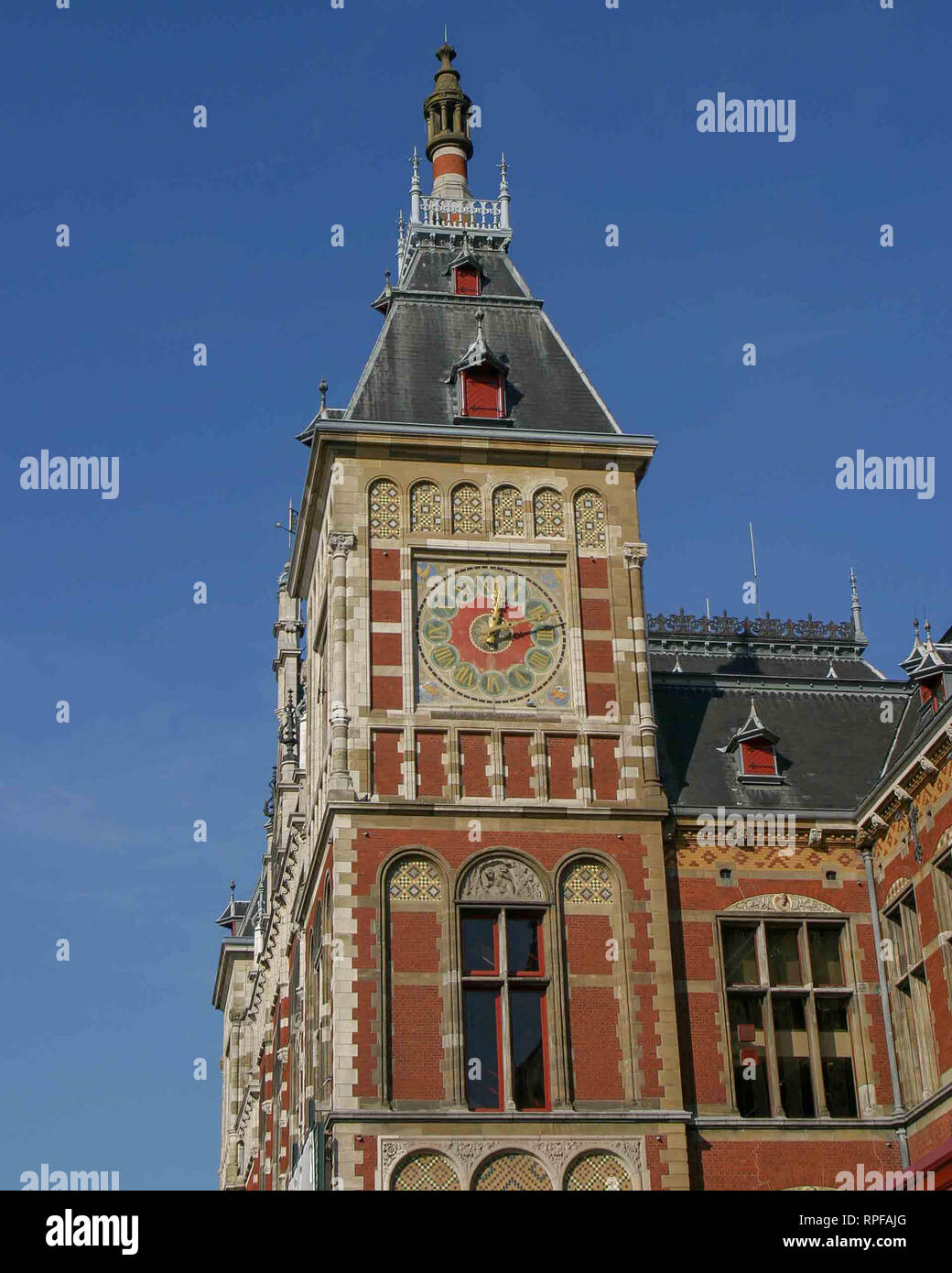 Amsterdam, Pays-Bas. 10 Oct, 2005. Détails des bâtiments de la gare principale au coeur de la ville, la gare centrale d'Amsterdam. C'est la plus grande place de transfert de transports publics desservant la ville d'habitants et de ses visiteurs. Credit : Arnold Drapkin/ZUMA/Alamy Fil Live News Banque D'Images