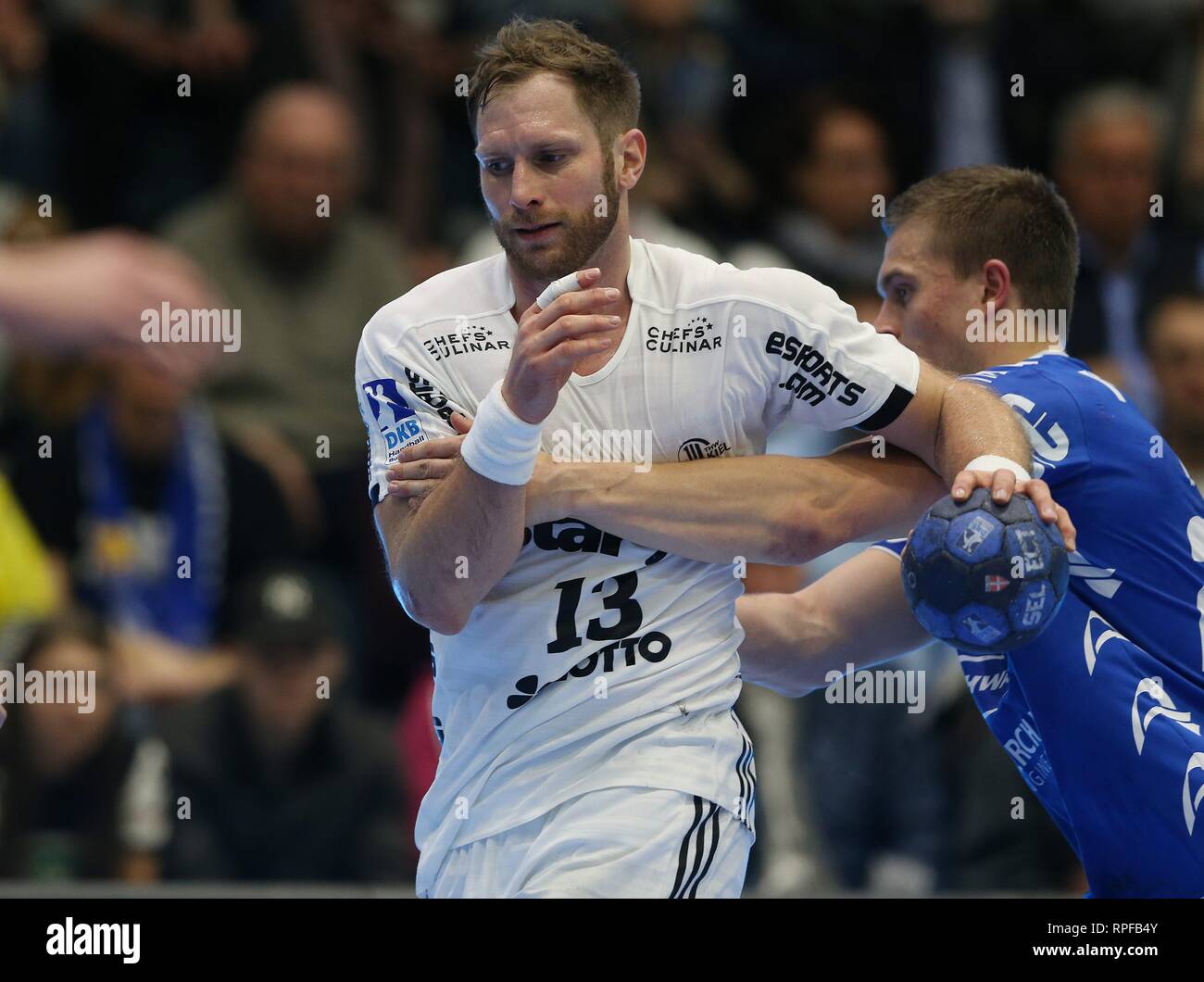 Gummersbach, Deutschland. Feb 21, 2019. firo : 21.02.2019, Handball, DKB-Bundesliga, la saison 2018/2019, VfL Gummersbach - THW Kiel 22:35 Steffen WEINHOLD, Kiel est tenu de l'utilisation dans le monde entier | Credit : dpa/Alamy Live News Banque D'Images