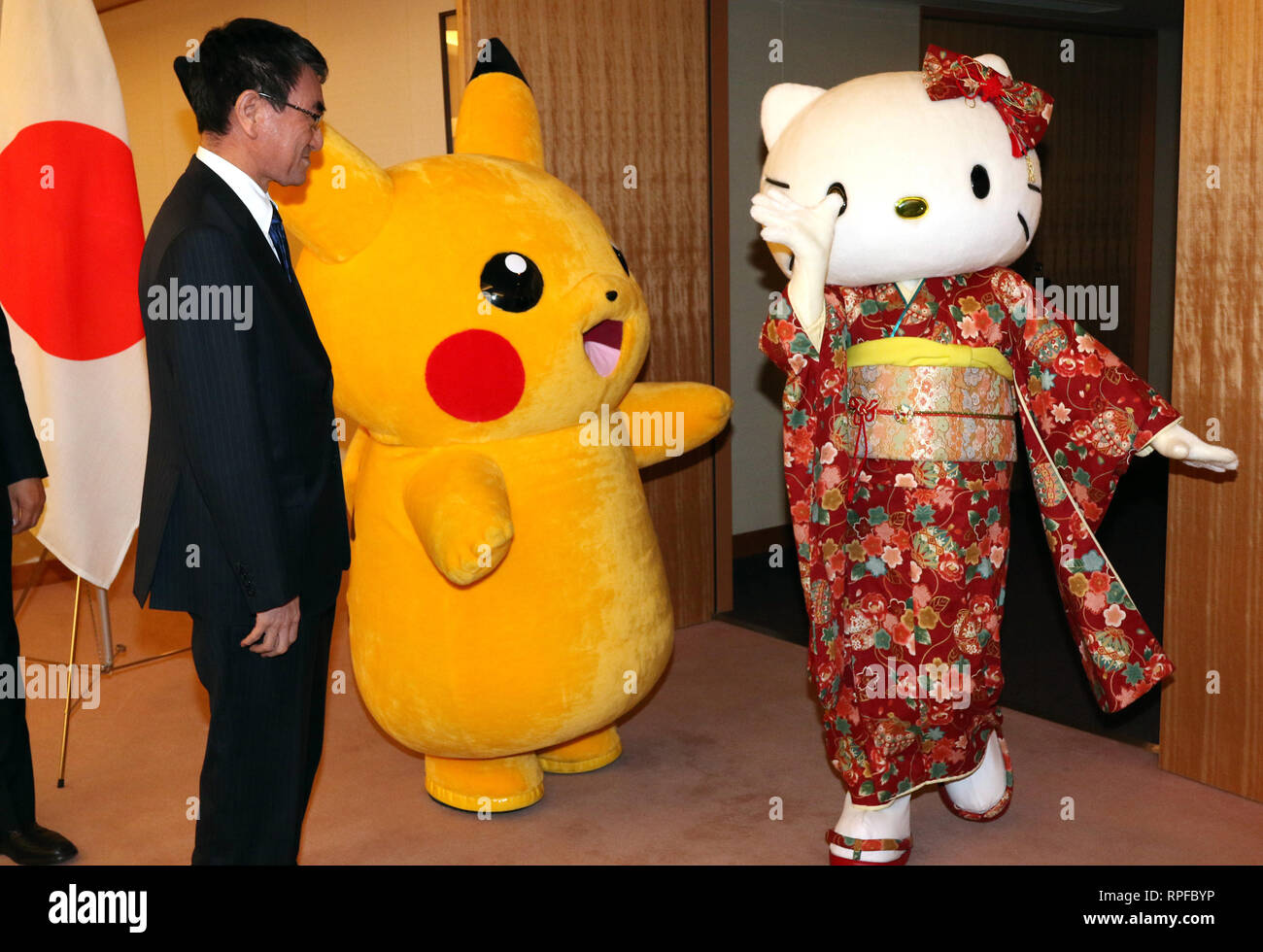 Tokyo Japon Feb 21 19 Personnage Pokemon Pikachu Et Caractere De Sanrio Hello Kitty Sont Invites Par Le Ministre Des Affaires Etrangeres Taro Kono L Qu Ils Recoivent Des Lettres D Appreciation Pour La