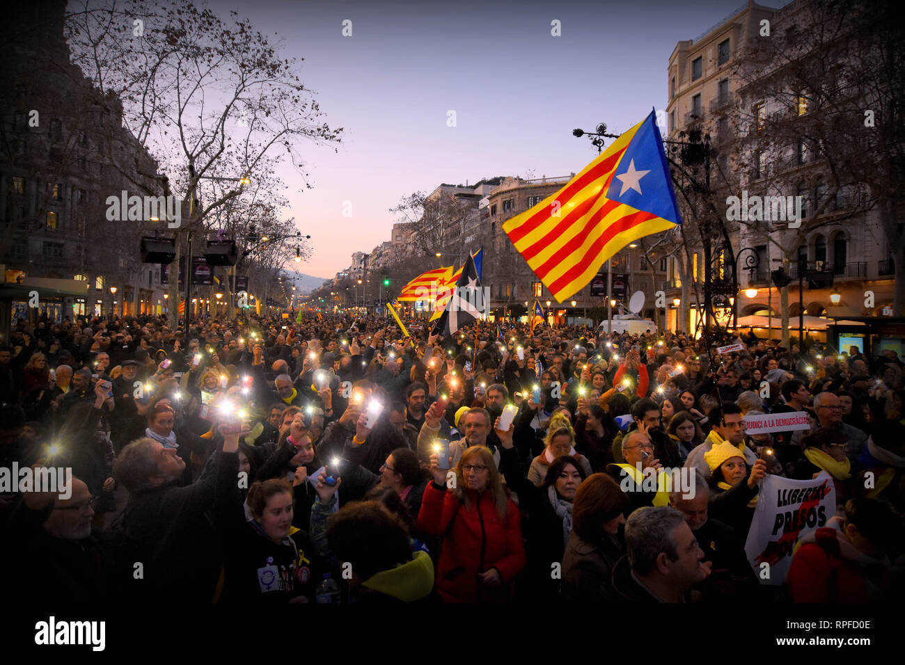 Vue générale des manifestants lors d'une grève générale dans les rues de Barcelone pour demander la liberté, droit de l'homme et contre le procès des prisonniers politiques à la Cour suprême. Banque D'Images