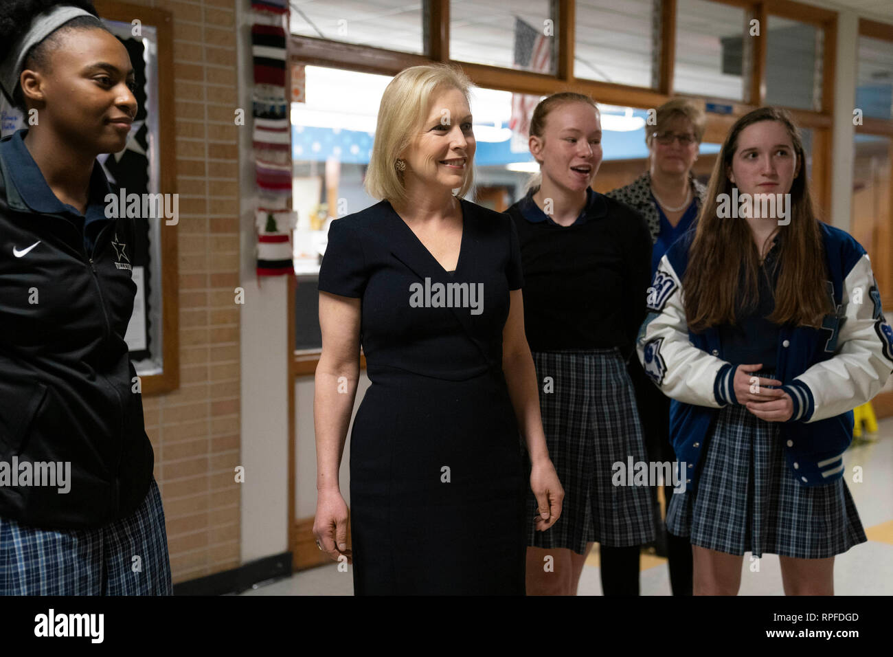 Lycéens leaders escort United States Sénateur Kirsten Gillibrand, un démocrate de New York, lors de sa visite à l'Ann Richards école pour jeunes femmes leaders d'Austin. Gillibrand, 52 ans, a annoncé sa candidature pour l'investiture présidentielle Démocrate de 2020, le mois dernier. Banque D'Images