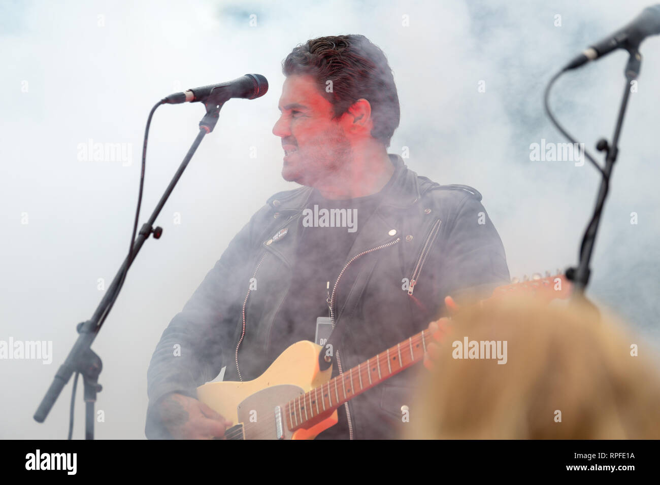 Artiste de la musique australienne Dan Sultan divertit la foule de plus de 20 000 à ne pas tuer la protestation de la musique live à Hyde Park, à Sydney. Les manifestants se sont réunis par plus de 20 000 contre de nouvelles lois limitant la musique live et live music festival présenté par le nouveau gouvernement de Nouvelle-Galles du Sud et de son Premier Ministre Gladys Berejiklian. Banque D'Images
