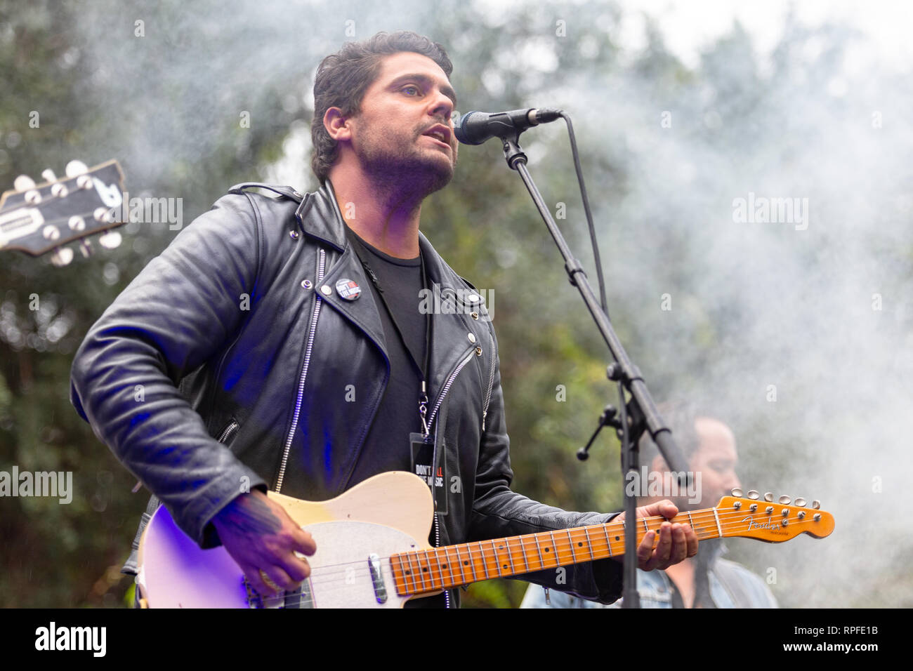 Artiste de la musique australienne Dan Sultan divertit la foule de plus de 20 000 à ne pas tuer la protestation de la musique live à Hyde Park, à Sydney. Les manifestants se sont réunis par plus de 20 000 contre de nouvelles lois limitant la musique live et live music festival présenté par le nouveau gouvernement de Nouvelle-Galles du Sud et de son Premier Ministre Gladys Berejiklian. Banque D'Images