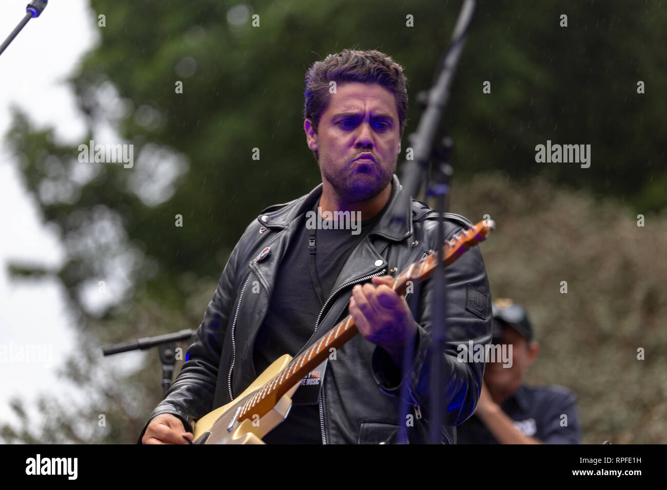 Artiste de la musique australienne Dan Sultan divertit la foule de plus de 20 000 à ne pas tuer la protestation de la musique live à Hyde Park, à Sydney. Les manifestants se sont réunis par plus de 20 000 contre de nouvelles lois limitant la musique live et live music festival présenté par le nouveau gouvernement de Nouvelle-Galles du Sud et de son Premier Ministre Gladys Berejiklian. Banque D'Images