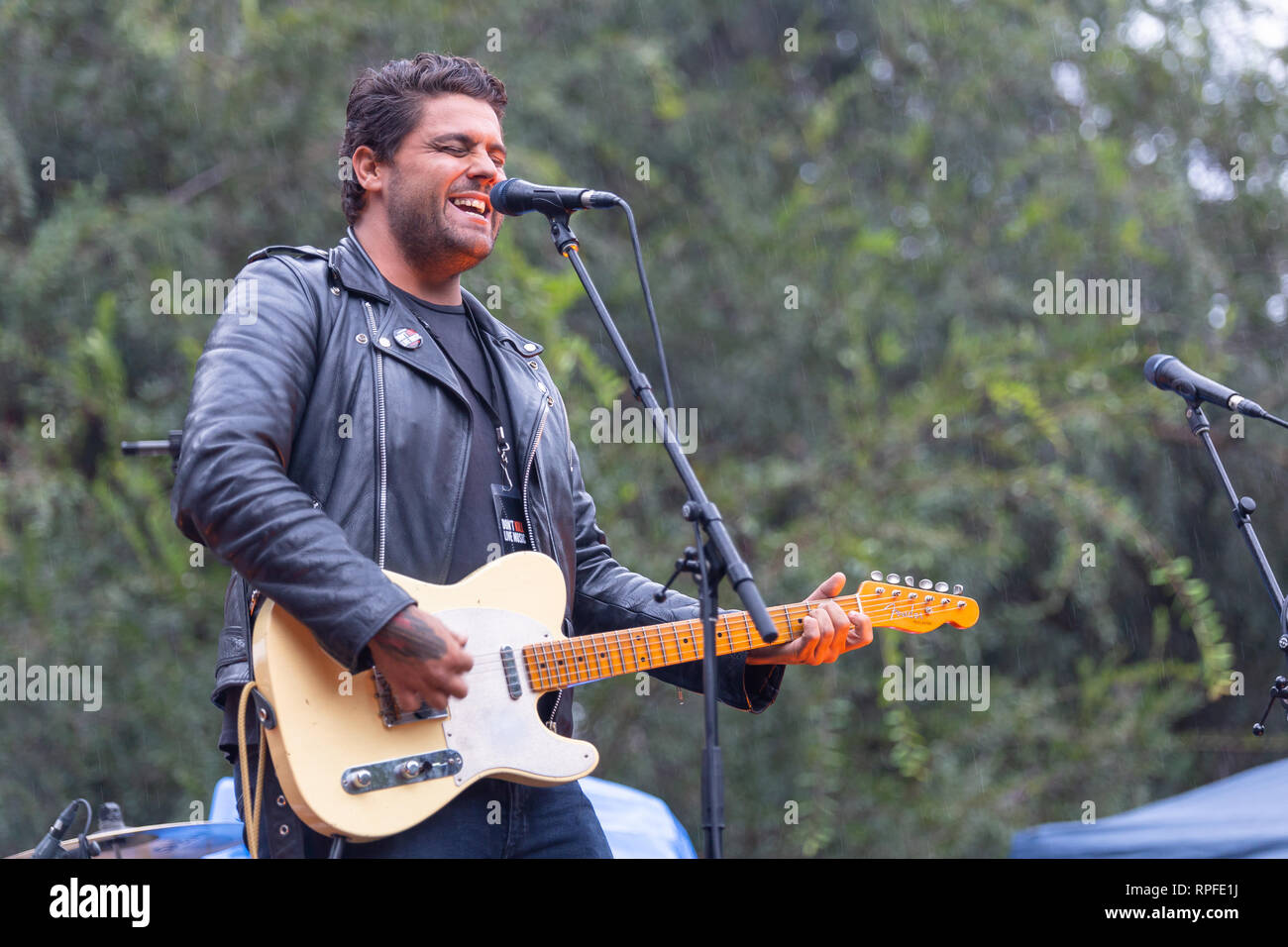 Artiste de la musique australienne Dan Sultan divertit la foule de plus de 20 000 à ne pas tuer la protestation de la musique live à Hyde Park, à Sydney. Les manifestants se sont réunis par plus de 20 000 contre de nouvelles lois limitant la musique live et live music festival présenté par le nouveau gouvernement de Nouvelle-Galles du Sud et de son Premier Ministre Gladys Berejiklian. Banque D'Images