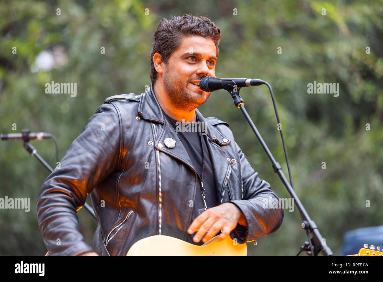 Artiste de la musique australienne Dan Sultan divertit la foule de plus de 20 000 à ne pas tuer la protestation de la musique live à Hyde Park, à Sydney. Les manifestants se sont réunis par plus de 20 000 contre de nouvelles lois limitant la musique live et live music festival présenté par le nouveau gouvernement de Nouvelle-Galles du Sud et de son Premier Ministre Gladys Berejiklian. Banque D'Images