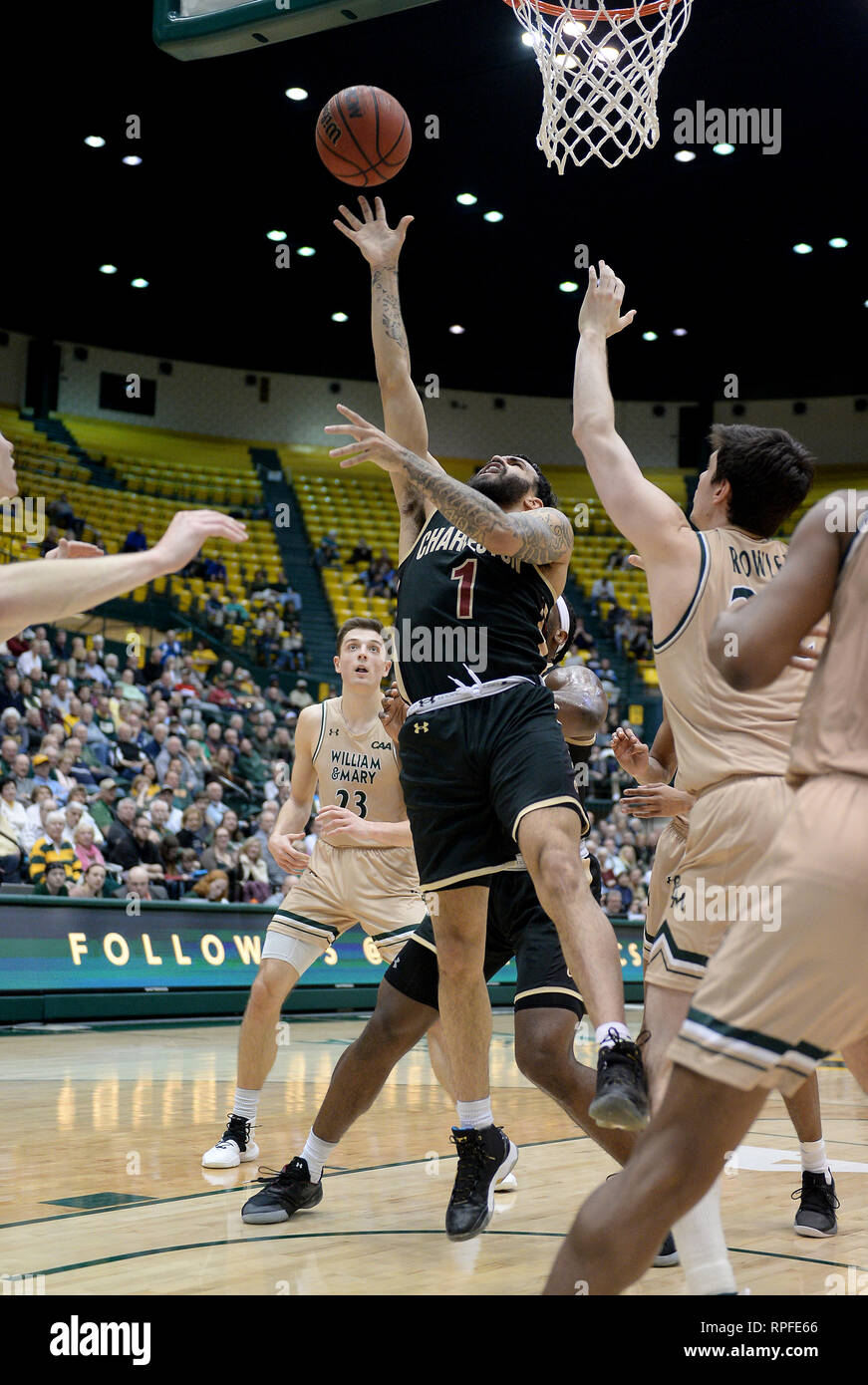 Williamsburg, VA, États-Unis d'Amérique. Feb 21, 2019. 20190221 - Charleston guard GRANT RILLER (1) scores dans le couloir tout en étant entouré par une foule de William et Mary défenseurs dans la deuxième moitié à Kaplan Arena à Williamsburg, en Virginie Crédit : Chuck Myers/ZUMA/Alamy Fil Live News Banque D'Images