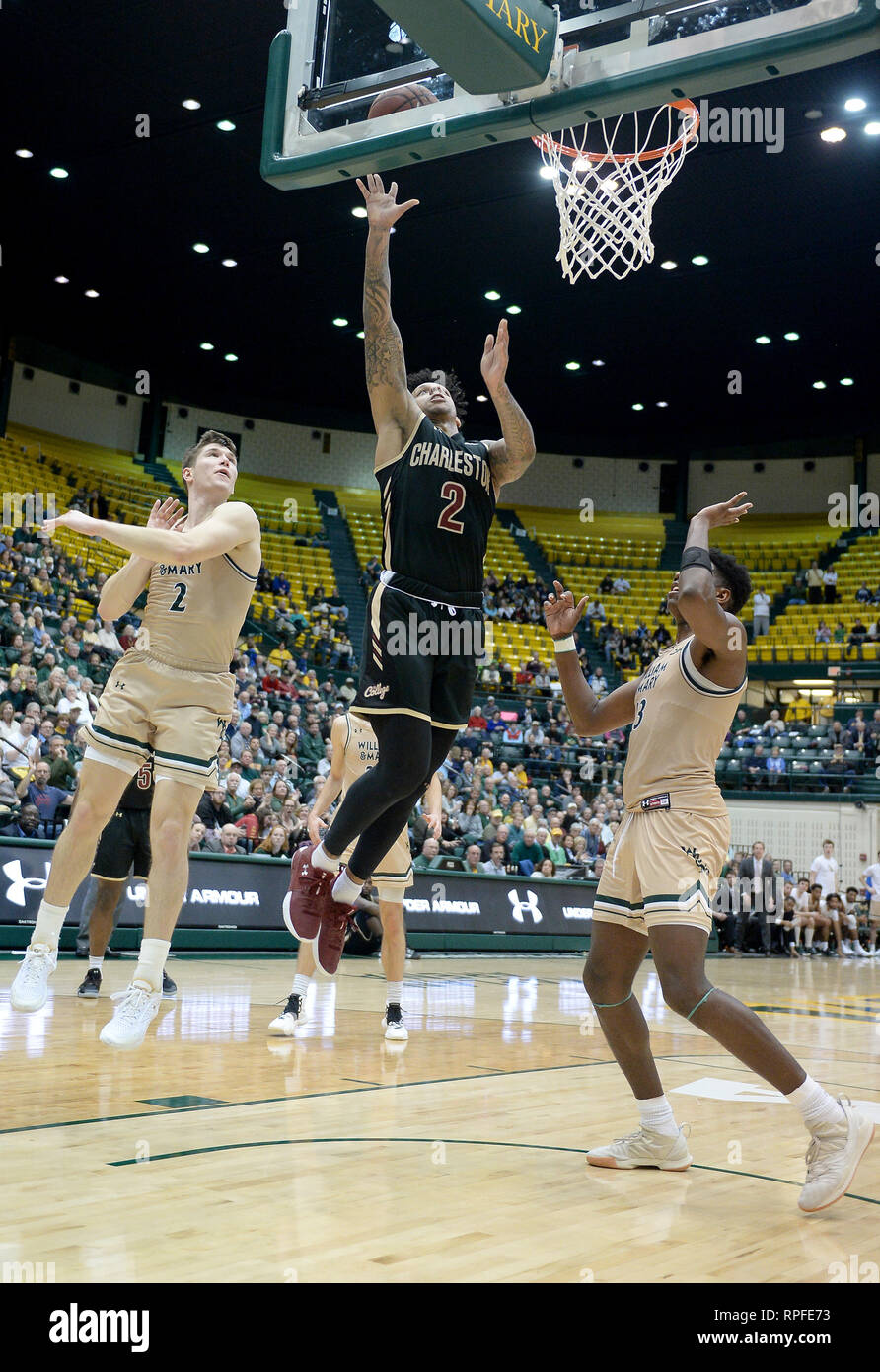 Williamsburg, VA, États-Unis d'Amérique. Feb 21, 2019. 20190221 - Charleston guard BREVIN GALLOWAY (2) scores entre William et Mary guard MATT MILON (2) et William et Mary l'avant NATHAN KNIGHT (13) dans la seconde moitié à Kaplan Arena à Williamsburg, en Virginie Crédit : Chuck Myers/ZUMA/Alamy Fil Live News Banque D'Images